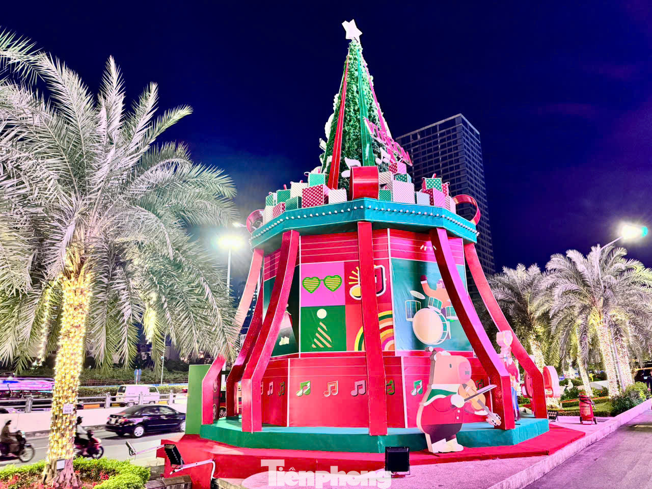 Trung tâm thương mại nằm trên phố Trần Duy Hưng nổi bật với cây thông Noel khổng lồ cùng điểm nhấn là ban nhạc các nhân vật hoạt hình ngộ nghĩnh.