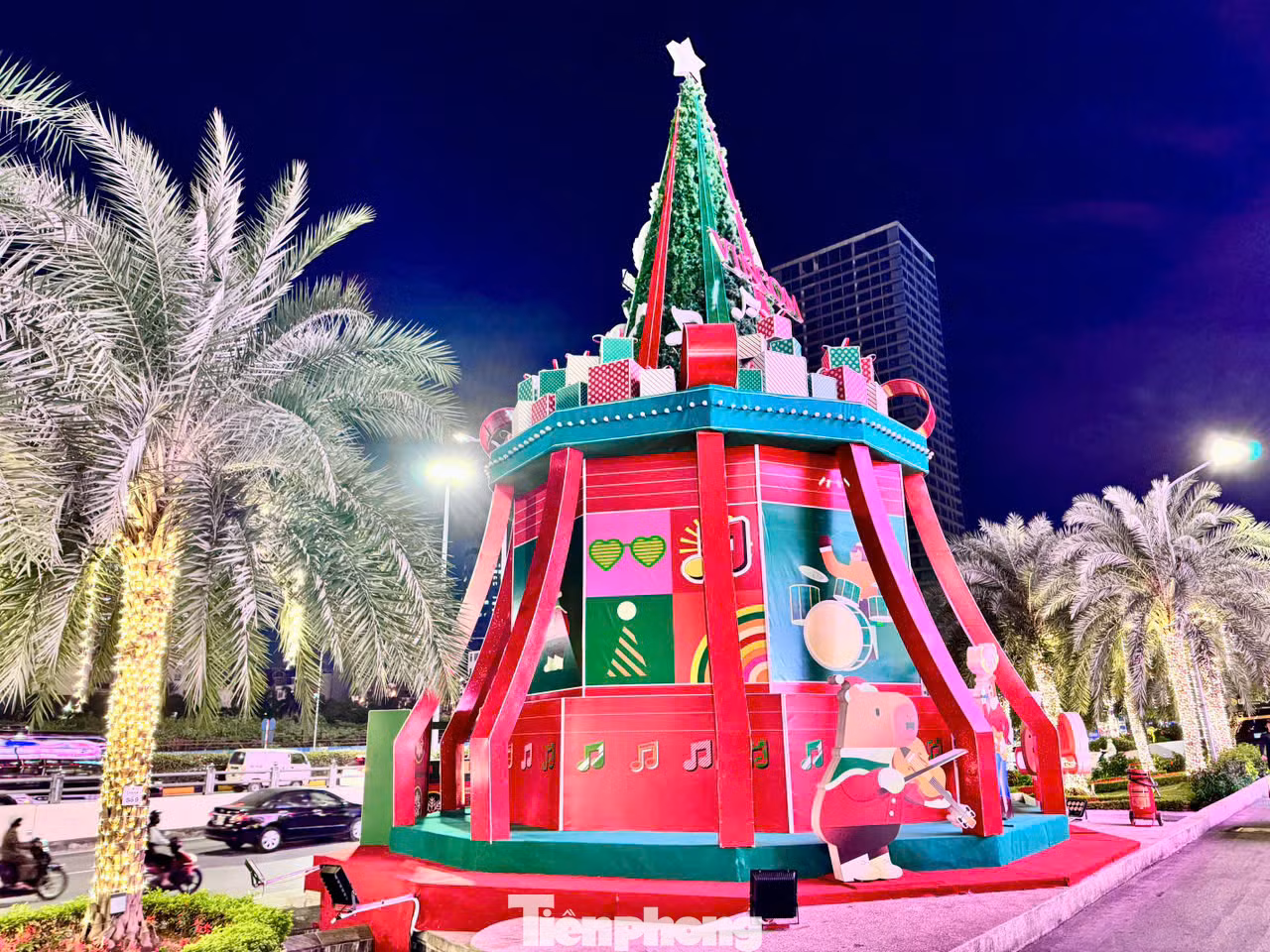 Trung tâm thương mại nằm trên phố Trần Duy Hưng nổi bật với cây thông Noel khổng lồ cùng điểm nhấn là ban nhạc các nhân vật hoạt hình ngộ nghĩnh.