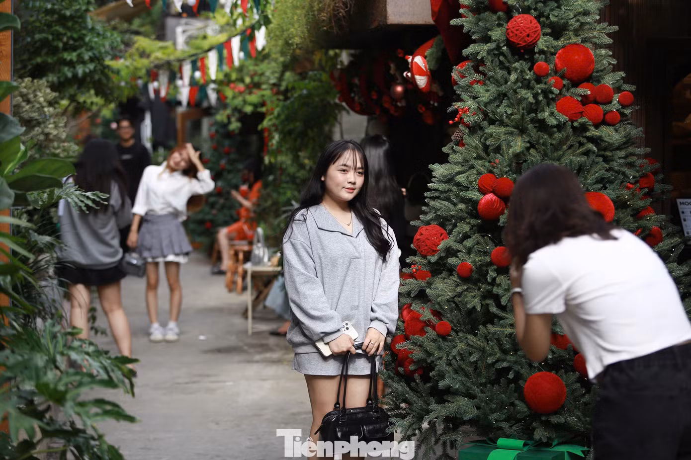 Một quán cà phê trang trí rực rỡ thu hút giới trẻ.