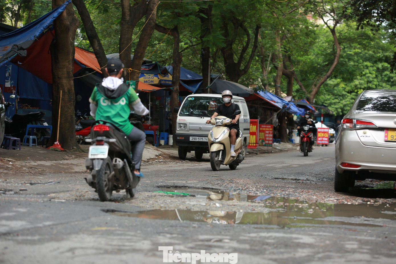 Vào những ngày mưa, nước ứ đọng thành vũng lớn khiến đoạn đường trở nên nhếch nhác và mất an toàn. Vào những ngày mưa, nước ứ đọng thành vũng lớn khiến đoạn đường trở nên nhếch nhác và mất an toàn.
