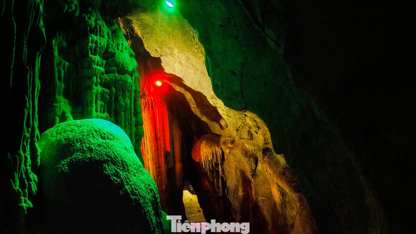 Động được đánh giá là một trong những hang động đẹp nhất xứ Thanh. Theo truyền thuyết, đây là nơi Từ Thức, một nhà thiền sư nổi tiếng thời Lý - Trần, đã gặp được tiên và được ban cho bảo vật trong dã sử Truyền kỳ mạn lục. Ngày nay, động Từ Thức là một trong những địa điểm du lịch Thanh Hóa được nhiều người yêu thích.