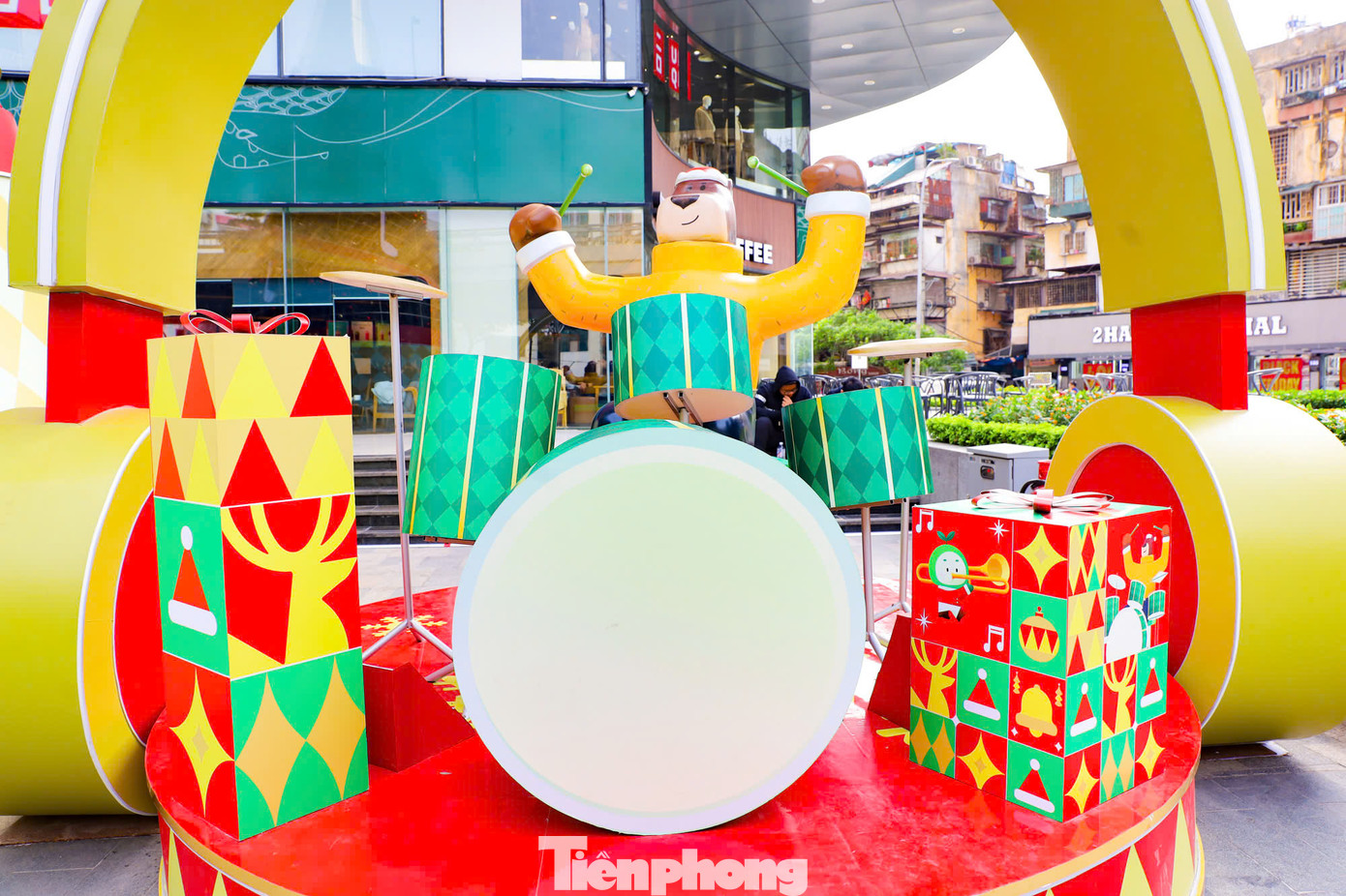 Khu vực trang trí thường nằm ngay mặt tiền của các trung tâm thương mại để thu hút sự chú ý của khách hàng.