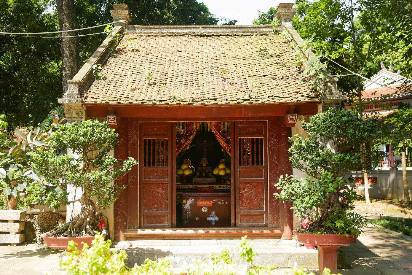 Được xây dựng năm 1065 trên một khu gò đất cao thuộc vùng đất của trại Thủ Lệ, là nơi thờ Hoàng tử Linh Lang con vua Lý Thái Tông và bà phi thứ chín Dương Thị Quang. Hoàng tử Linh Lang là người có công trong cuộc kháng chiến chống quân Tống xâm lược và đã hy sinh trên phòng tuyến sông Cầu năm 1076, sau khi mất được người dân Thủ Lệ lập đền thờ và được nhà vua sắc phong là Linh Lang đại vương thượng đẳng phúc.