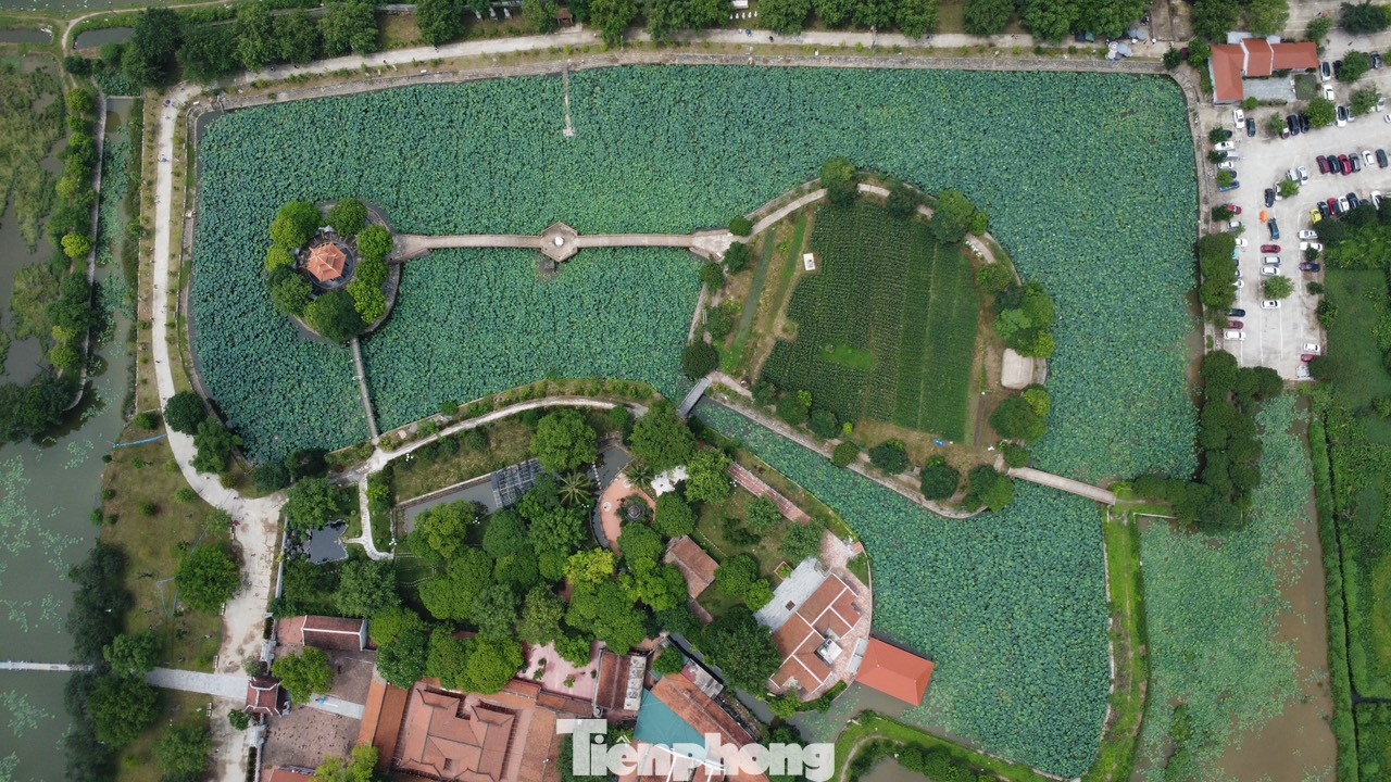 Chiều 1/6, nhiều sĩ tử, phụ huynh đã tới chùa Đậu (huyện Thường Tín, cách trung tâm thủ đô khoảng 20km) để cầu may trước kỳ thi rất quan trọng vào lớp 10 công lập Hà Nội. Chiều 1/6, nhiều sĩ tử, phụ huynh đã tới chùa Đậu (huyện Thường Tín, cách trung tâm thủ đô khoảng 20km) để cầu may trước kỳ thi rất quan trọng vào lớp 10 công lập Hà Nội.