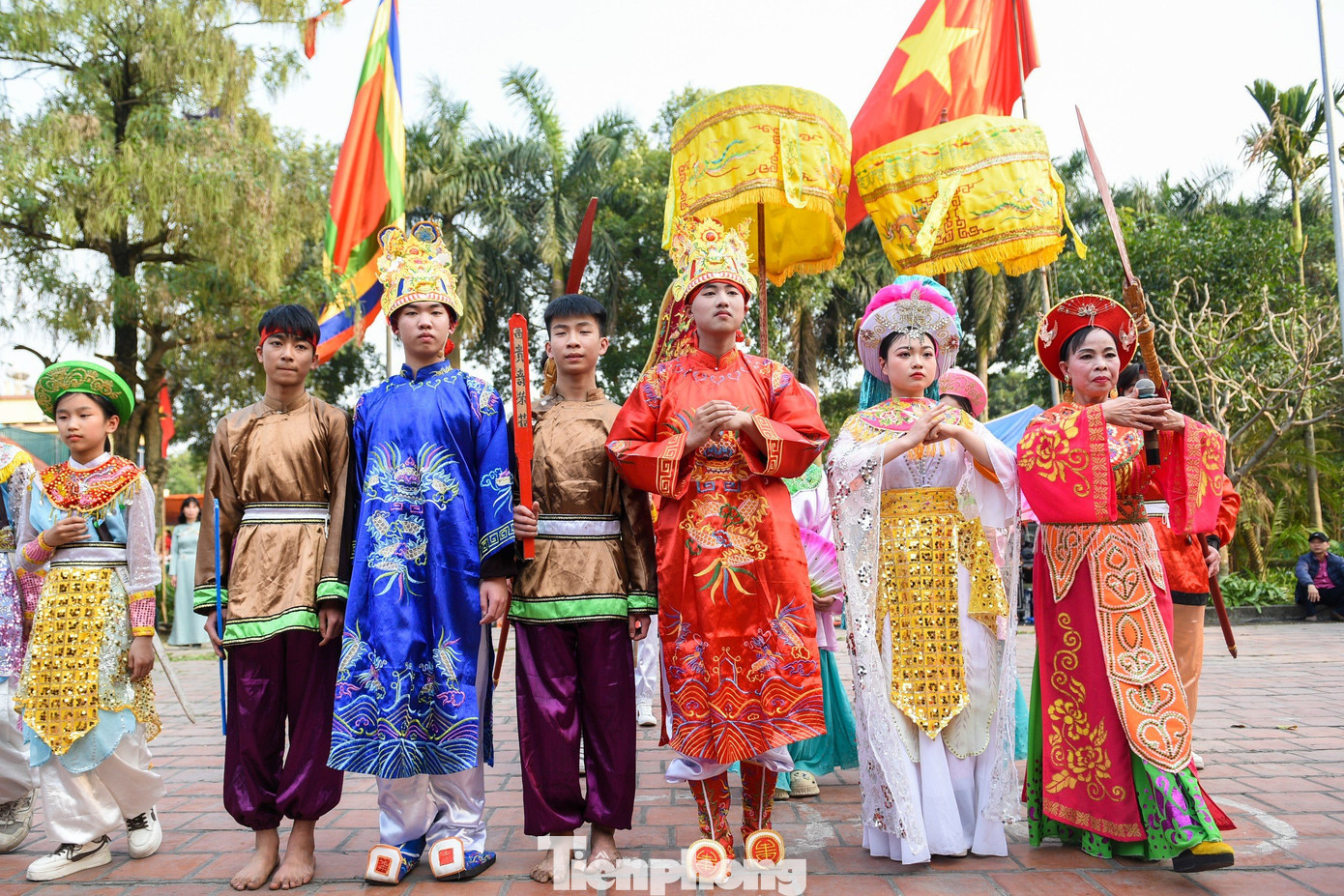 Theo truyền thuyết dân gian và thần phả của đình thì bà Lê Hoa là danh tướng của Hai Bà Trưng và là người có công chữa bệnh cho dân làng Đường Yên được dân làng tôn vinh thờ phụng. Chuyện kể rằng khi Hai Bà Trưng phất cờ khởi nghĩa đánh giặc Đông Hán (năm 40-43) thì ở làng Đường Yên có bà Lê Hoa (còn gọi là Ả Lự) tuổi 17-18 vẫn chưa lấy chồng, tình nguyện đi theo Hai Bà Trưng.