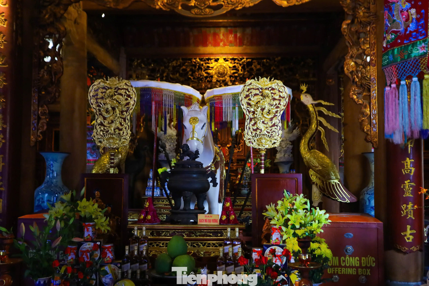 Thấy vậy, vua liền cho xây thành đắp đê theo đúng dấu chân ấy và thành công, do đó đền mới lấy tên là Đền Bạch Mã (đền ngựa trắng) và tôn thờ thần Long Đỗ làm Thành Hoàng phía Đông của kinh thành Thăng Long. Trải qua bao lần tôn tạo, ngôi đền tuy đã có sự thay đổi nhưng vẫn giữ được nét kiến trúc vốn có của nó. Hình ảnh ngựa trắng được thờ bên trong đền từ lâu đã trở thành biểu tượng linh thiêng của ngôi đền, được dân chúng bao đời tôn sùng, kính phục.