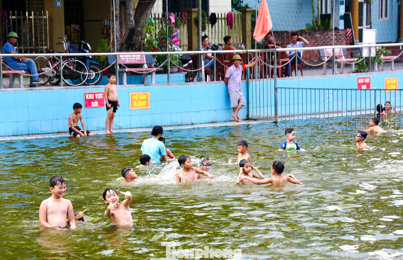 Hàng ngày, Ban Quản lý vận hành ao bơi làng Hưng Giáo đều cắt cử người trực an ninh, liên tục phát loa nhắc nhở các cháu bé bơi an toàn, đúng theo khung giờ quy định: Buổi sáng từ 7 đến 9 giờ; buổi chiều từ 16 giờ 30 đến 19 giờ để đảm bảo sức khoẻ. Hàng ngày, Ban Quản lý vận hành ao bơi làng Hưng Giáo đều cắt cử người trực an ninh, liên tục phát loa nhắc nhở các cháu bé bơi an toàn, đúng theo khung giờ quy định: Buổi sáng từ 7 đến 9 giờ; buổi chiều từ 16 giờ 30 đến 19 giờ để đảm bảo sức khoẻ.