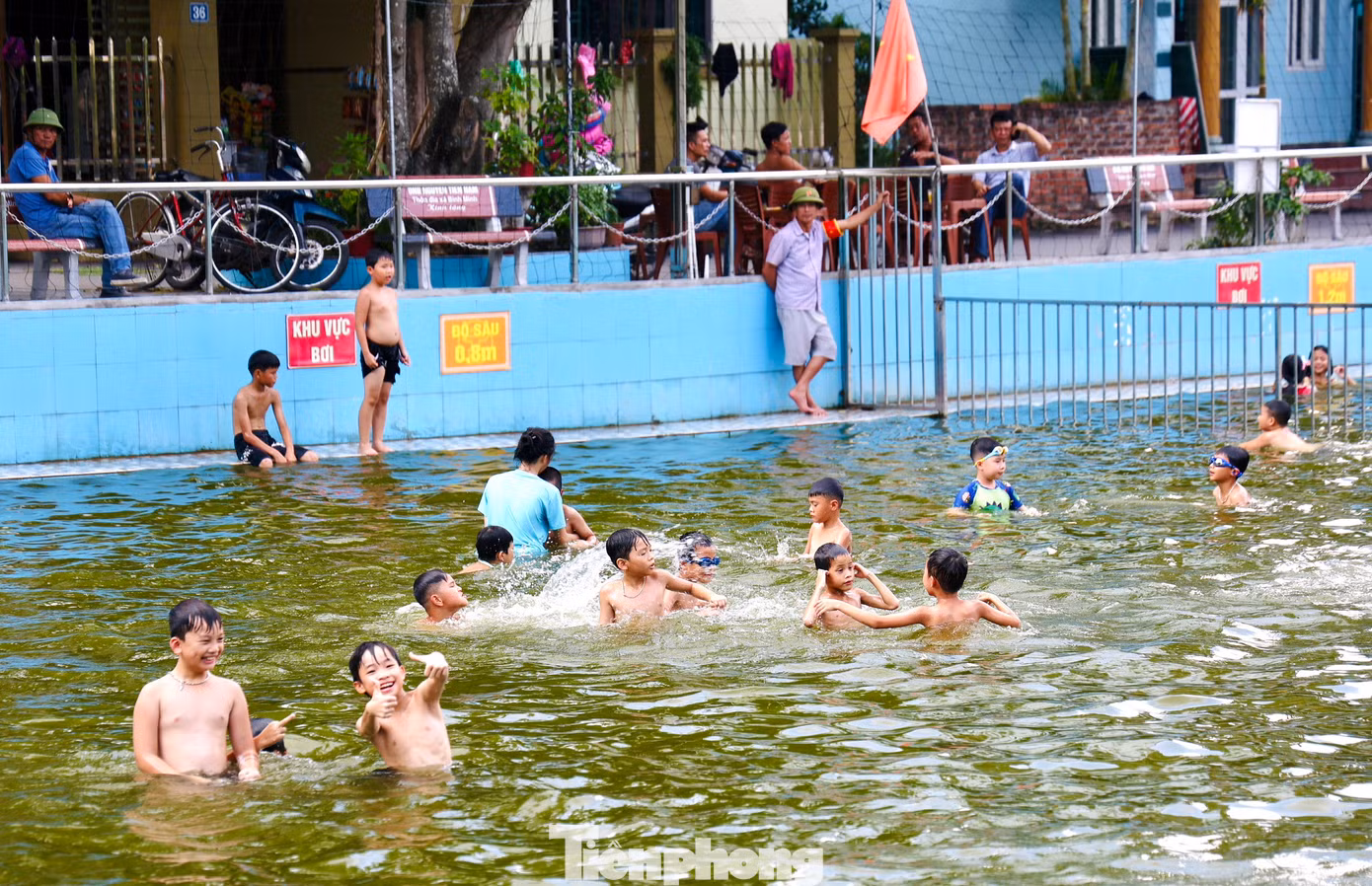 Hàng ngày, Ban Quản lý vận hành ao bơi làng Hưng Giáo đều cắt cử người trực an ninh, liên tục phát loa nhắc nhở các cháu bé bơi an toàn, đúng theo khung giờ quy định: Buổi sáng từ 7 đến 9 giờ; buổi chiều từ 16 giờ 30 đến 19 giờ để đảm bảo sức khoẻ.