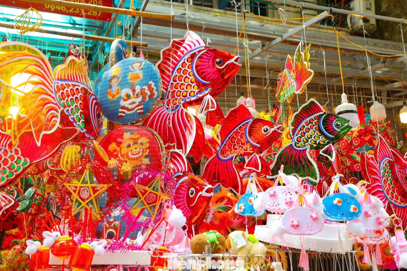 Các tiểu thương ở phố Hàng Mã chia sẻ: "Các mẫu mã đồ chơi Trung thu hiện nay vẫn như mẫu năm trước. Hiện tại giá cả các mẫu mã hầu như không tăng, các mẫu mã quen thuộc truyền thống đều giữ nguyên giá năm ngoái, thậm chí có mẫu còn bán rẻ hơn để kích cầu khách mua".