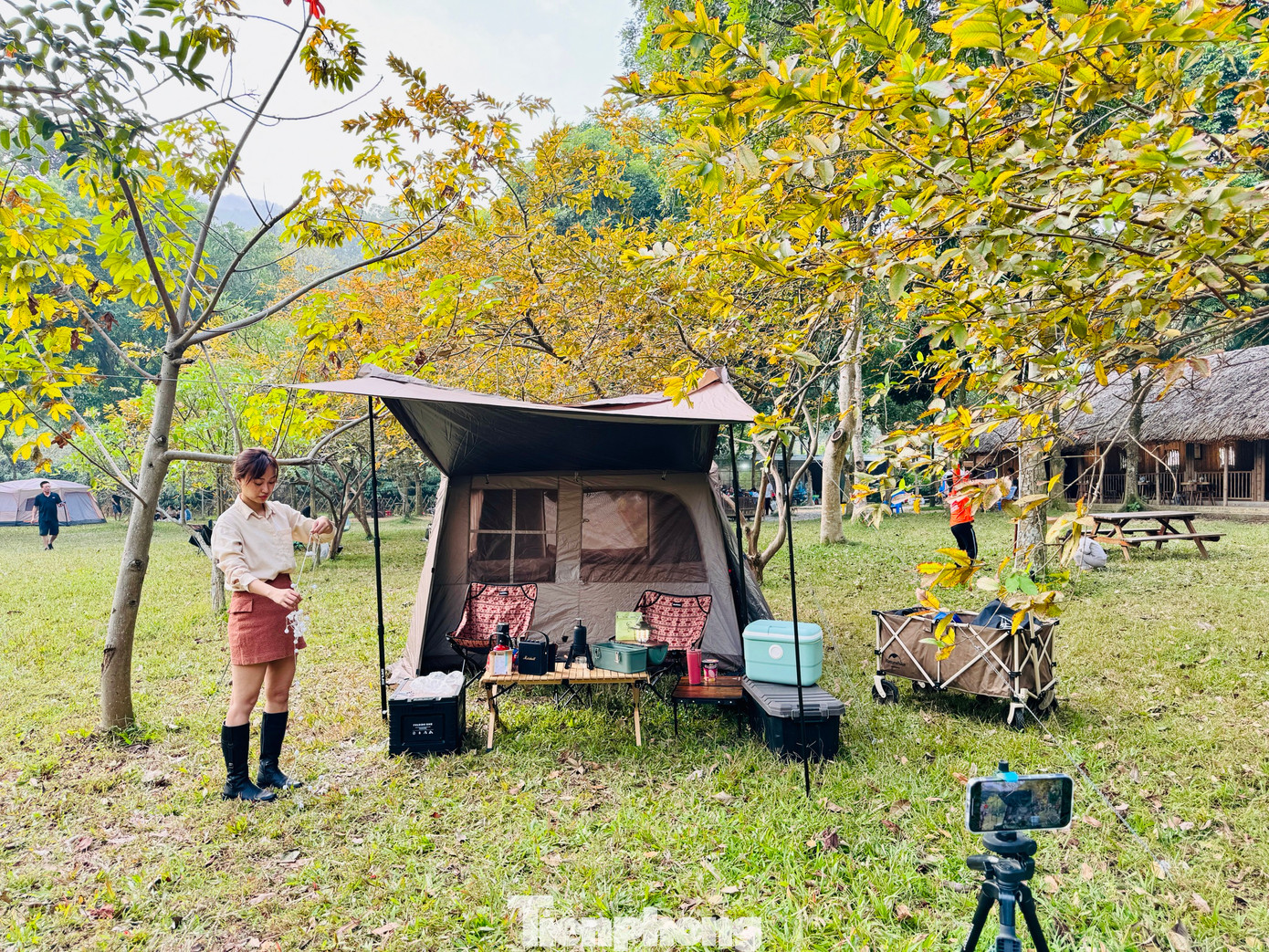 Hầu hết các gia đình đều trang bị đủ các dụng cụ cắm trại chuyên dụng như lều, bạt trải, bàn ghế xếp... đảm bảo cho 2-3 ngày ở trong rừng.