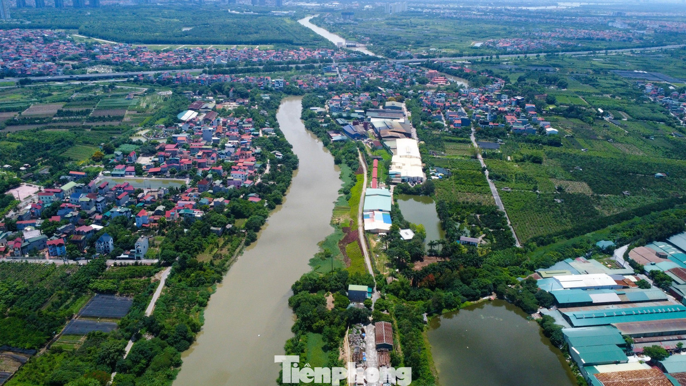 Tình trạng ô nhiễm sông Bắc Hưng Hải diễn ra nhiều năm nay, trên sông chỉ một màu đen kịt và rác thải khiến tôm cá không thể sinh sống.