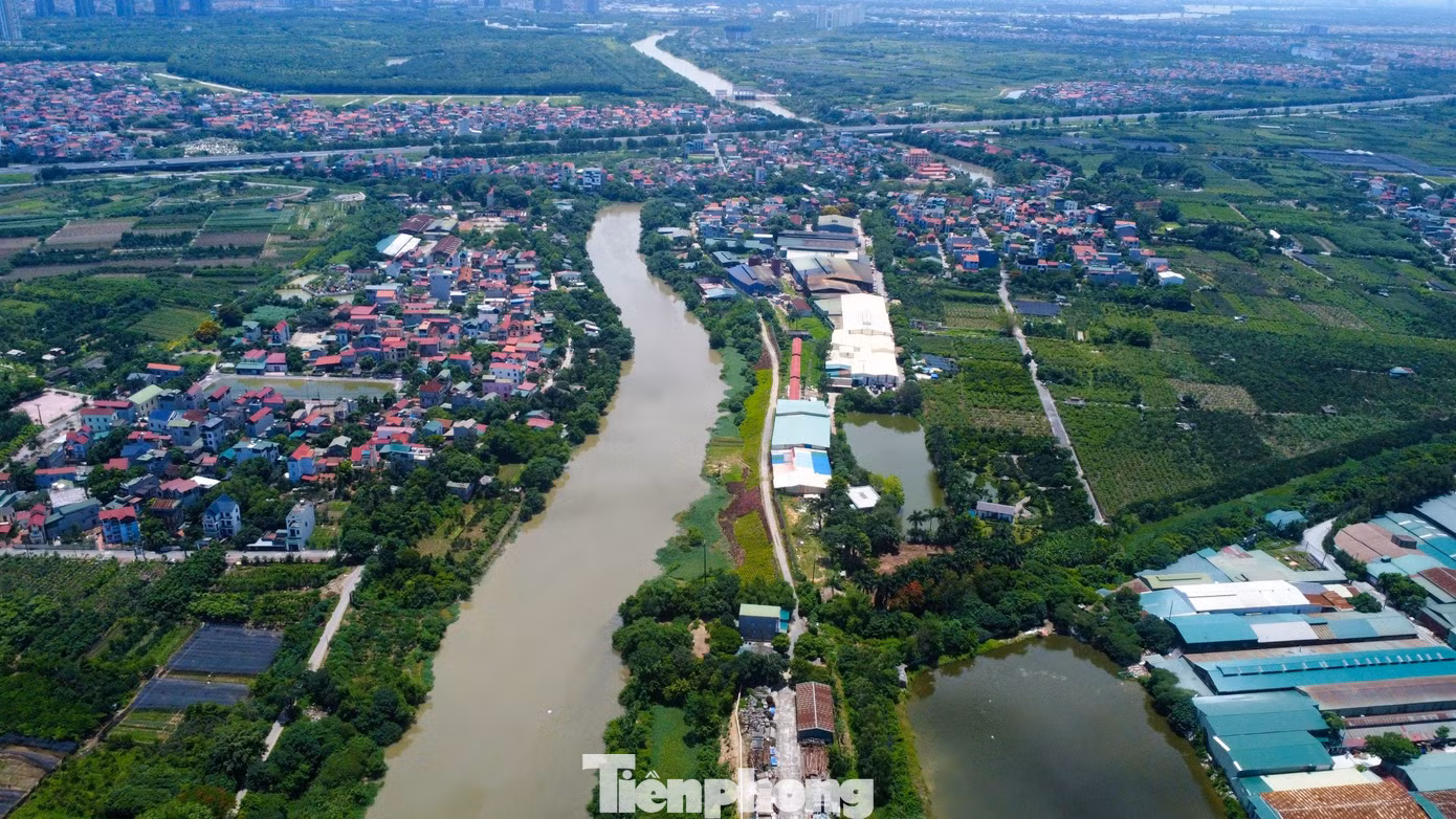 Tình trạng ô nhiễm sông Bắc Hưng Hải diễn ra nhiều năm nay, trên sông chỉ một màu đen kịt và rác thải khiến tôm cá không thể sinh sống.