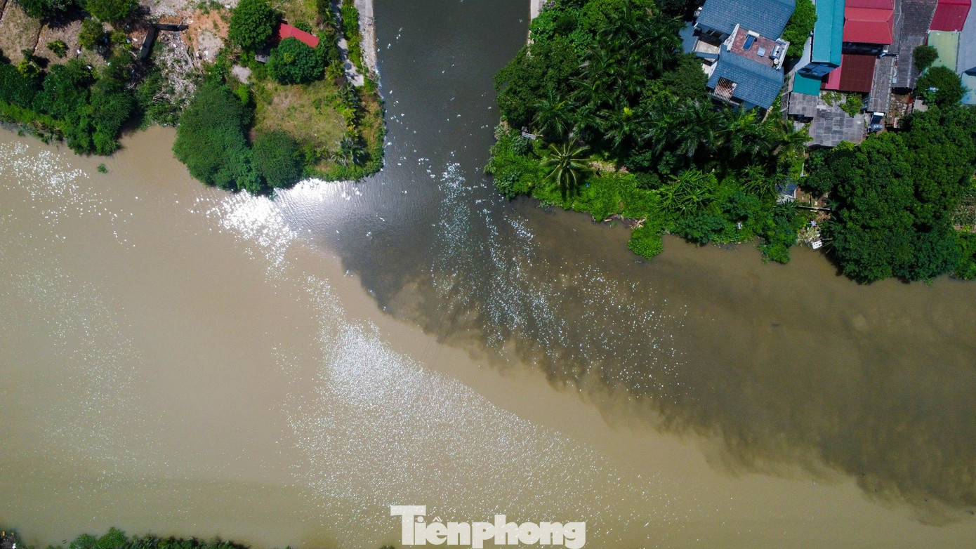 Hai bên sông có hàng trăm cống dẫn nước thải dân sinh, công nghiệp (màu đen) chưa qua xử lý, vị trí trong ảnh thuộc xã Kiêu Kỵ, huyện Gia Lâm, Hà Nội.