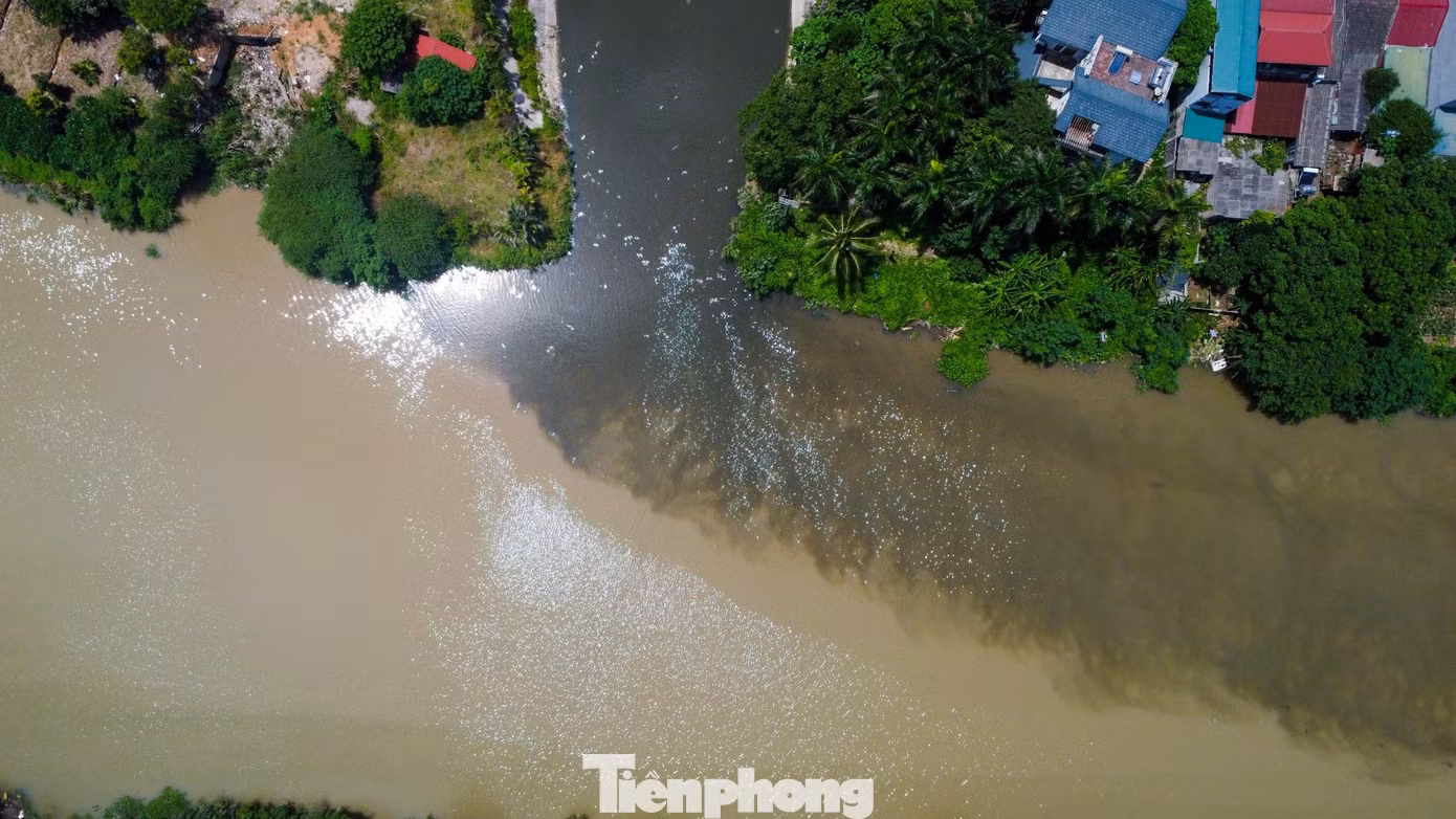 Hai bên sông có hàng trăm cống dẫn nước thải dân sinh, công nghiệp (màu đen) chưa qua xử lý, vị trí trong ảnh thuộc xã Kiêu Kỵ, huyện Gia Lâm, Hà Nội.