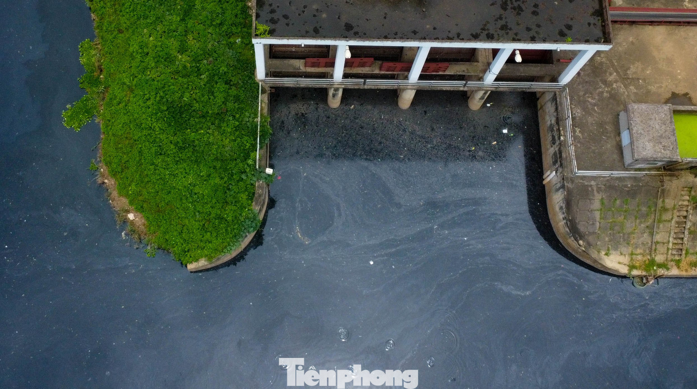 Ghi nhận tại trạm bơm này dòng nước có màu đen kịt, ô nhiễm nghiêm trọng, tôm cá không thể sinh sống. Theo Báo cáo hiện trường môi trường quốc gia giai đoạn 2016-2020, hệ thống thủy lợi Bắc Hưng Hải ô nhiễm nhất trong lưu vực sông Hồng - Thái Bình với 90% điểm quan trắc cho thấy chất hữu cơ, chất dinh dưỡng, vi sinh vật vượt ngưỡng quy chuẩn.