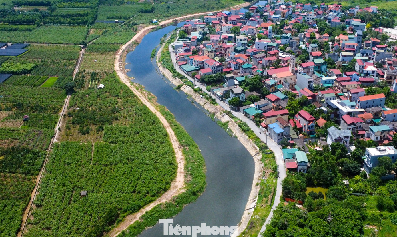 Sông Cầu Bây, một nhánh sông thuộc hệ thống thuỷ lợi Bắc Hưng Hải nhìn trên cao như một dải lụa dài nhưng với màu đen kịt. Để cải thiện tình trạng ô nhiễm hệ thống Bắc Hưng Hải, các địa phương đề nghị Trung ương bố trí nguồn lực đầu tư cho các công trình xử lý nước thải tập trung, chú trọng các khu đô thị cũ ven sông. Ngoài ra, tăng cường phối hợp giữa các địa phương đầu nguồn và cuối nguồn, vận hành điều tiết nguồn nước hợp lý để đảm bảo sinh hoạt, sản xuất cho người dân. Các địa phương đề nghị Hà Nội – nơi đầu nguồn của hệ thống, phải quyết tâm xử lý các nguồn gây ô nhiễm.