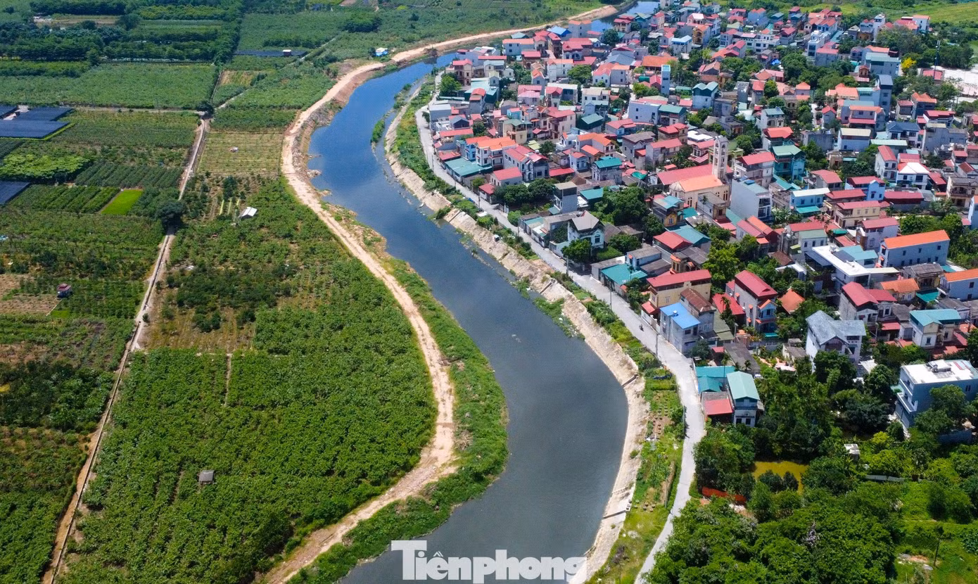 Sông Cầu Bây, một nhánh sông thuộc hệ thống thuỷ lợi Bắc Hưng Hải nhìn trên cao như một dải lụa dài nhưng với màu đen kịt. Để cải thiện tình trạng ô nhiễm hệ thống Bắc Hưng Hải, các địa phương đề nghị Trung ương bố trí nguồn lực đầu tư cho các công trình xử lý nước thải tập trung, chú trọng các khu đô thị cũ ven sông. Ngoài ra, tăng cường phối hợp giữa các địa phương đầu nguồn và cuối nguồn, vận hành điều tiết nguồn nước hợp lý để đảm bảo sinh hoạt, sản xuất cho người dân. Các địa phương đề nghị Hà Nội – nơi đầu nguồn của hệ thống, phải quyết tâm xử lý các nguồn gây ô nhiễm.