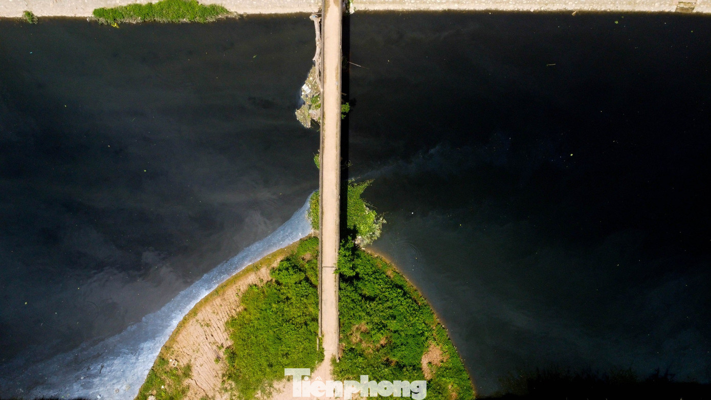 Người dân sinh sống quanh khu vực cho biết, những ngày nắng nóng oi bức, mùi hôi thối bốc lên rất khó chịu, ảnh hưởng nghiêm trọng đến cuộc sống. Nhằm giải quyết tình trạng ô nhiễm nghiêm trọng của hệ thống thuỷ lợi Bắc Hưng Hải, Bộ trưởng Bộ Tài nguyên và Môi trường Đặng Quốc Khánh đã giao đơn vị chuyên môn của Bộ tiếp tục tìm đúng nguyên nhân, trách nhiệm cụ thể gắn với các Bộ, ngành, địa phương. Bộ trưởng cũng đề nghị nếu cần thiết sẽ thành lập Ban quản lý lưu vực sông và trao quyền, gắn trách nhiệm đối với lãnh đạo UBND tỉnh để có sự vào cuộc quyết liệt và phối hợp, gắn kết tốt giữa các địa phương.