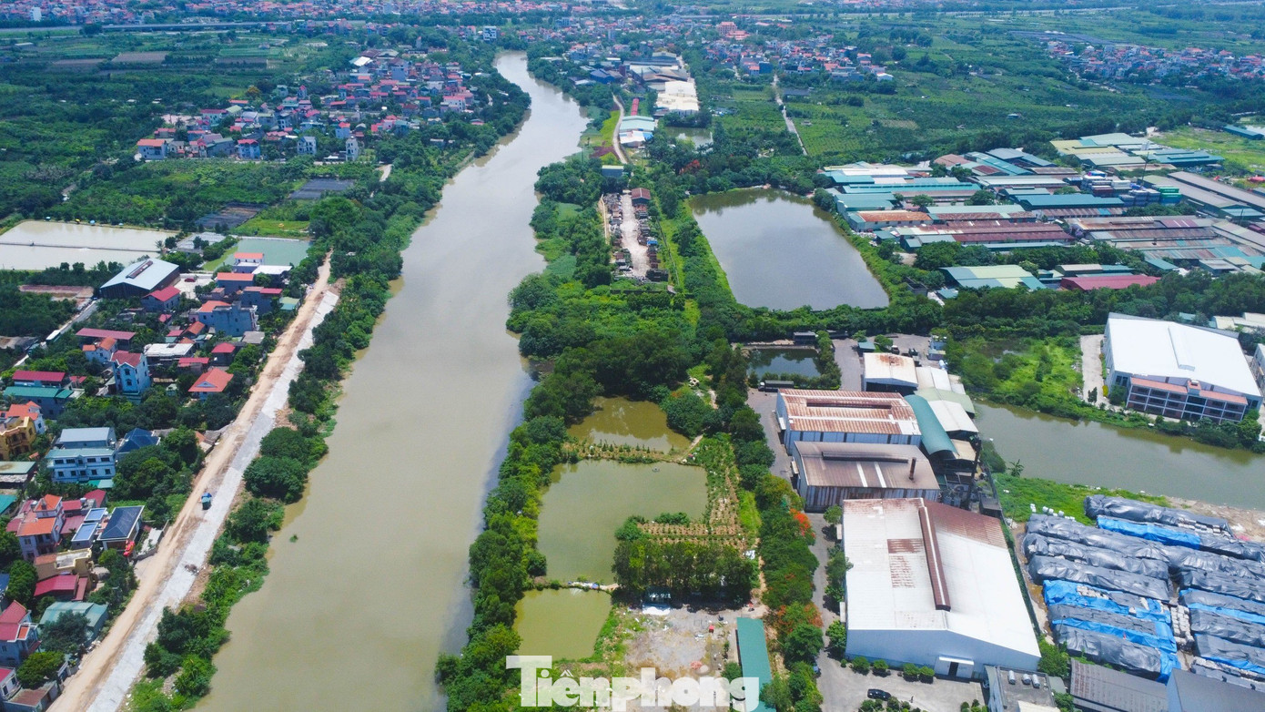 Khu công nghiệp Tân Quang, huyện Văn Lâm, tỉnh Hưng Yên có một cống Ngọc Đà xả ra dòng chính, xung quanh còn có nhiều cống xả thải phụ.