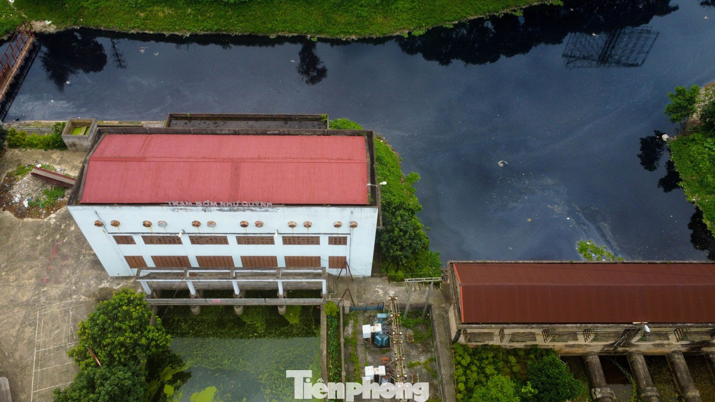 Cục Cảnh sát phòng, chống tội phạm môi trường (C05) và công an 4 địa phương đã xử lý hàng trăm vụ việc, xử phạt vi phạm hành chính gần 28 tỷ đồng. Các địa phương cũng chủ động tích hợp công trình xử lý nước thải tập trung vào quy hoạch tỉnh. Nhờ vậy, chất lượng nước đã được cải thiện, một số thông số ô nhiễm đã giảm, tuy nhiên, mức độ ô nhiễm vẫn ở mức cao, đặc biệt vào mùa khô. Nguyên nhân là do lượng nước thải sinh hoạt, nước thải làng nghề, cụm công nghiệp không được thu gom, xử lý, vẫn xả thẳng ra hệ thống thuỷ lợi này. Trong ảnh là Trạm bơm Như Quỳnh lấy nước từ sông Bắc Hưng Hải tưới cho đồng ruộng của tỉnh Bắc Ninh, dòng nước đen kịt bốc mùi hôi thối.