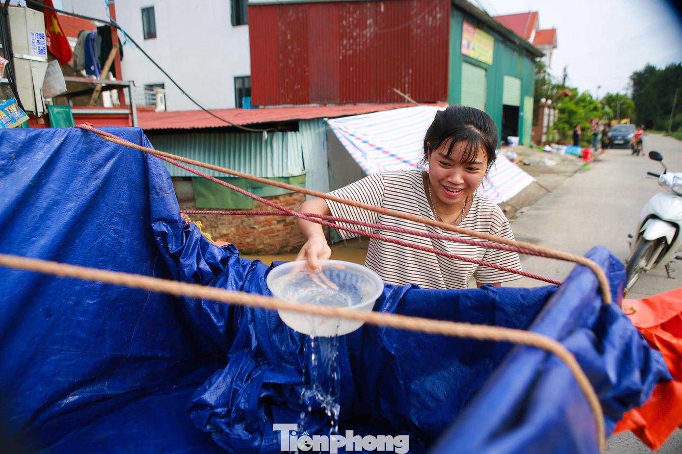 Ông Nguyễn Văn Hiền, thôn Lương Phúc (xã Việt Long, huyện Sóc Sơn, Hà Nội) đã dùng xe chuyên chở vật liệu đi lấy nước sạch về hỗ trợ bà con.