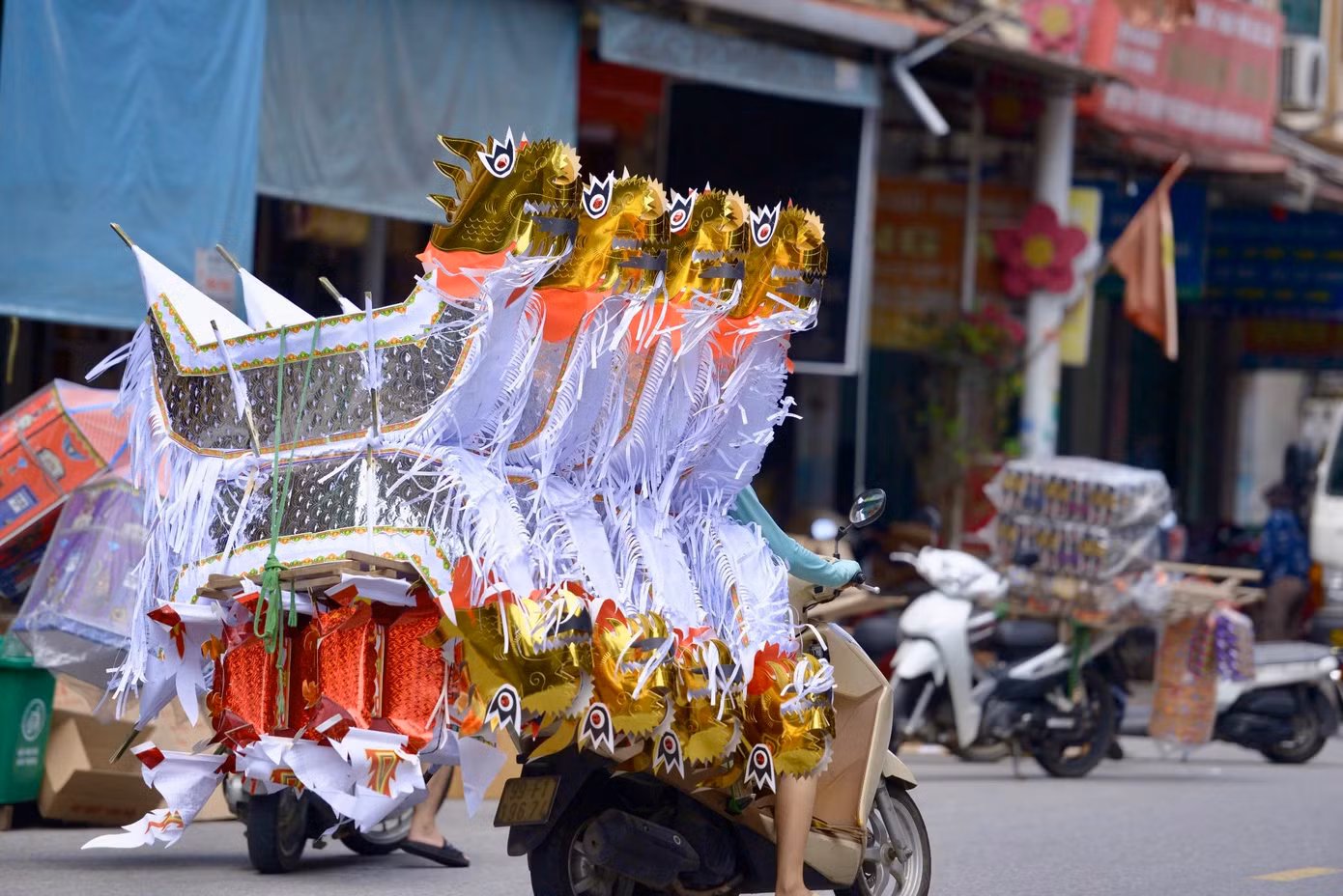 Từ nay đến Rằm tháng 7, trên các đường làng ngõ xóm của làng Song Hồ luôn tấp nập xe cộ ra vào chở hàng mã đi phân phối khắp các tỉnh, thành phố trên cả nước. Từ nay đến Rằm tháng 7, trên các đường làng ngõ xóm của làng Song Hồ luôn tấp nập xe cộ ra vào chở hàng mã đi phân phối khắp các tỉnh, thành phố trên cả nước.
