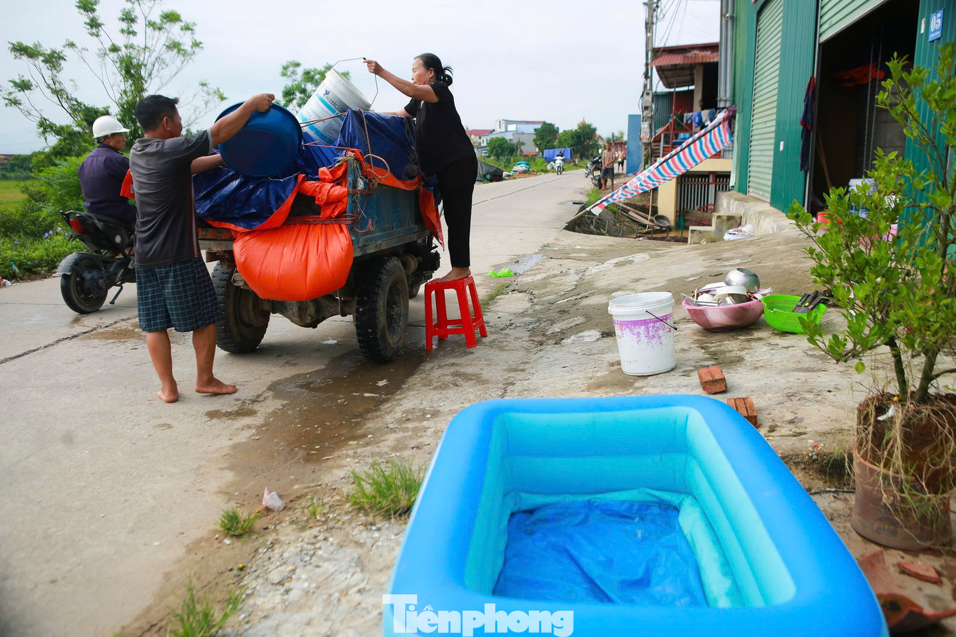 Ông Nguyễn Văn Hiền, thôn Lương Phúc (xã Việt Long, huyện Sóc Sơn, Hà Nội) đã dùng xe chuyên chở vật liệu đi lấy nước sạch về hỗ trợ bà con.
