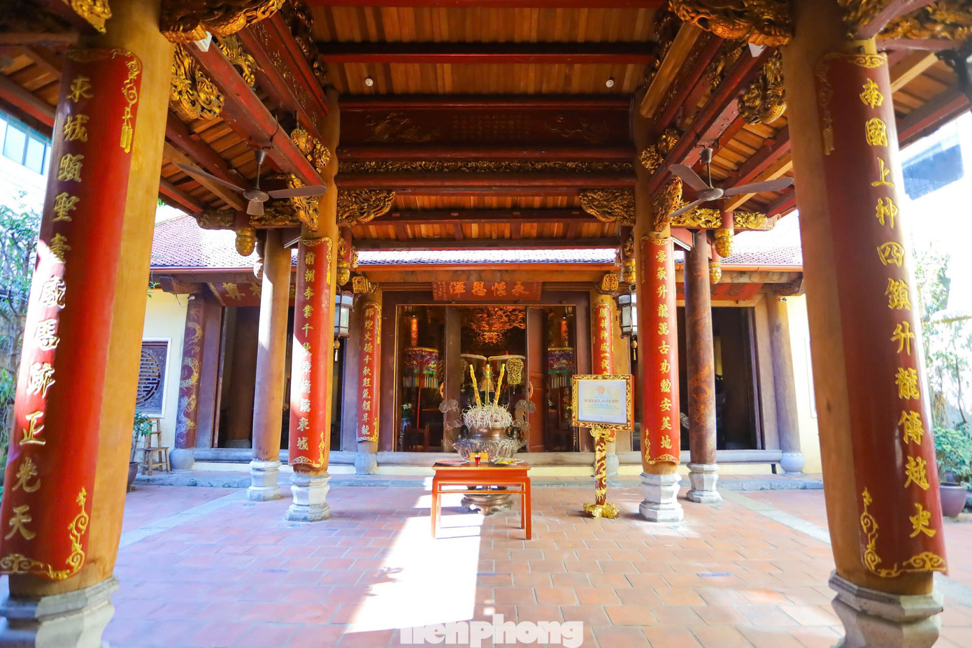 Đền Bạch Mã là một trong “Tứ trấn Hà Nội”, là ngôi đền có lịch sử xây dựng sớm nhất trong Tứ Trấn. Tương truyền khi vua Lý Công Uẩn dời đô ra thành Đại La vào năm Canh Tuất 1010 định xây thành mới nhưng lần nào thành cũng bị lở, vua bèn sai người đến cầu đảo thì thấy có một con ngựa trắng từ trong đền đi ra, ngựa trắng đi đến đâu để lại vết chân đến đó, sau đó thì quay trở lại vào trong đền.