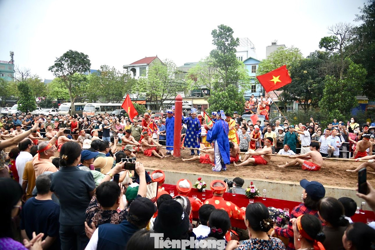 Sau khi có tiêu lệnh bằng còi hoặc bằng loa, nêm được tháo ra, ông tổng cờ chạy lên, chạy xuống. Hai đội ra sức kéo về phía mình để giành lấy chiến thắng.