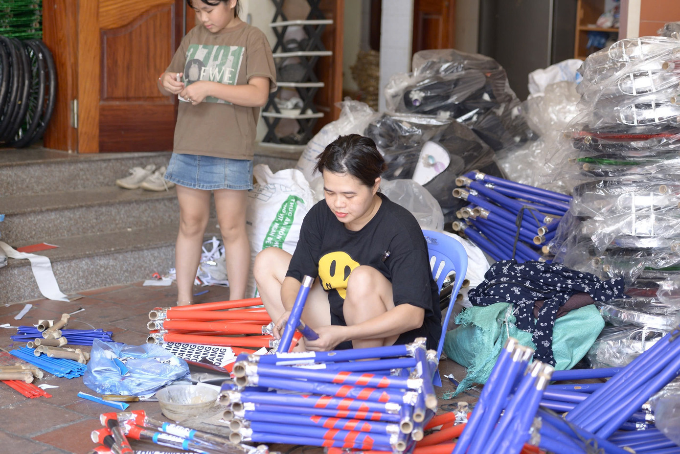 Gia đình chị Vân, chủ một cơ sở sản xuất vàng mã cho hay: "Trần sao âm vậy nên ở đây không thiếu thứ gì, hàng gì cũng có từ biệt thự, iphone đến xe đạp. Những loại hàng độc, lạ thì phải đặt trước, còn hàng thông thường thì luôn có sẵn". Gia đình chị Vân, chủ một cơ sở sản xuất vàng mã cho hay: "Trần sao âm vậy nên ở đây không thiếu thứ gì, hàng gì cũng có từ biệt thự, iphone đến xe đạp. Những loại hàng độc, lạ thì phải đặt trước, còn hàng thông thường thì luôn có sẵn".