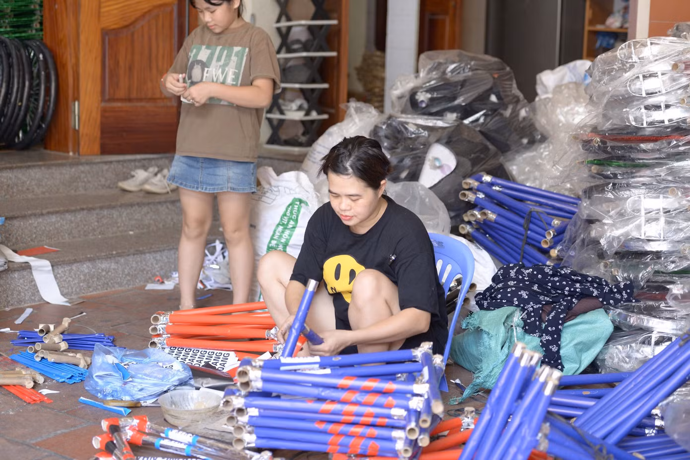 Gia đình chị Vân, chủ một cơ sở sản xuất vàng mã cho hay: "Trần sao âm vậy nên ở đây không thiếu thứ gì, hàng gì cũng có từ biệt thự, iphone đến xe đạp. Những loại hàng độc, lạ thì phải đặt trước, còn hàng thông thường thì luôn có sẵn". Gia đình chị Vân, chủ một cơ sở sản xuất vàng mã cho hay: "Trần sao âm vậy nên ở đây không thiếu thứ gì, hàng gì cũng có từ biệt thự, iphone đến xe đạp. Những loại hàng độc, lạ thì phải đặt trước, còn hàng thông thường thì luôn có sẵn".