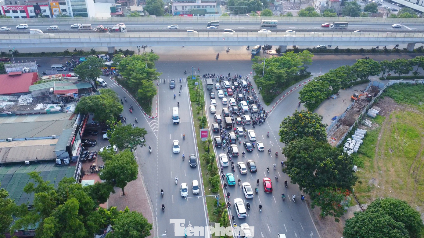 Tổng chiều dài thiết kế hầm và đường dẫn là 800m. Tĩnh không thông xe trong hầm là 4,75m. Đường đô thị hai bên hầm mỗi chiều bố trí 3 làn xe.