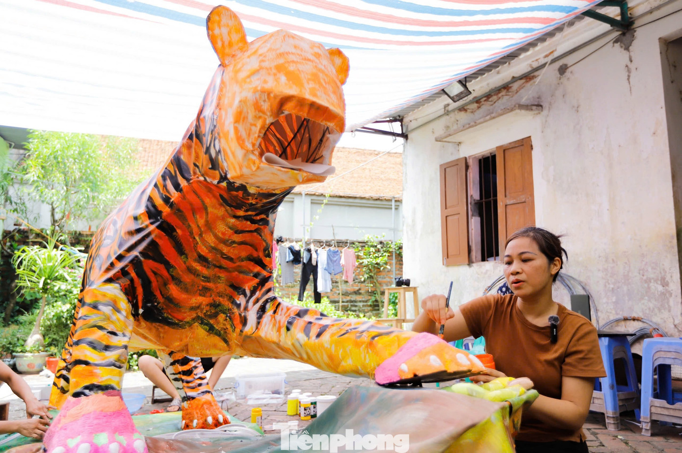 Từ ý tưởng đến việc tạo hình, trang trí đều do người dân tự tay làm. "Con hổ này là chúng tôi làm được hơn 1 tuần rồi, kế hoạch là tối thứ 7 ngày 31 tháng 8 sẽ đem ra trưng bày ở cổng làng để người dân và du khách tới chiêm ngưỡng", người dân thôn Cam Lâm hào hứng chia sẻ. Từ ý tưởng đến việc tạo hình, trang trí đều do người dân tự tay làm. "Con hổ này là chúng tôi làm được hơn 1 tuần rồi, kế hoạch là tối thứ 7 ngày 31 tháng 8 sẽ đem ra trưng bày ở cổng làng để người dân và du khách tới chiêm ngưỡng", người dân thôn Cam Lâm hào hứng chia sẻ.