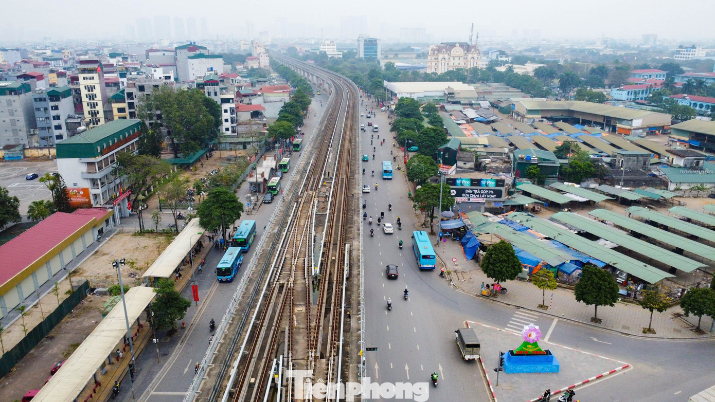 Khu depot Nhổn (quận Bắc Từ Liêm) rộng 15 ha là nơi dừng đỗ, xuất phát và quay đầu khi tàu hoạt động trên tuyến, nay vẫn im lìm.