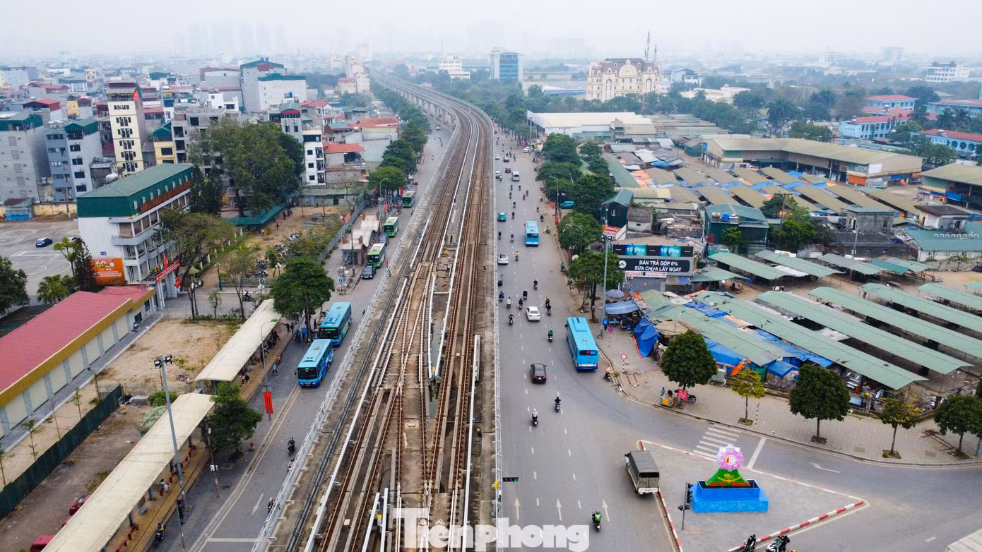 Khu depot Nhổn (quận Bắc Từ Liêm) rộng 15 ha là nơi dừng đỗ, xuất phát và quay đầu khi tàu hoạt động trên tuyến, nay vẫn im lìm.