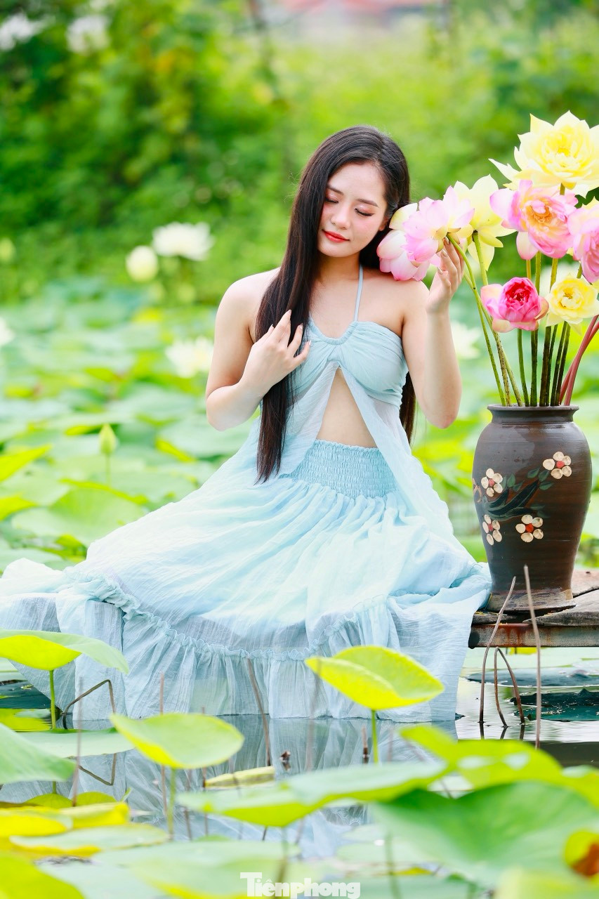 Với mong muốn có những tấm ảnh đẹp để lưu giữ tuổi thanh xuân, bạn Phương đã vượt đoạn đường hơn 10 km từ nội thành Hà Nội sang đầm sen Long Biên để chụp ảnh cùng những bộ trang phục được chuẩn bị kỹ lưỡng. Với mong muốn có những tấm ảnh đẹp để lưu giữ tuổi thanh xuân, bạn Phương đã vượt đoạn đường hơn 10 km từ nội thành Hà Nội sang đầm sen Long Biên để chụp ảnh cùng những bộ trang phục được chuẩn bị kỹ lưỡng.