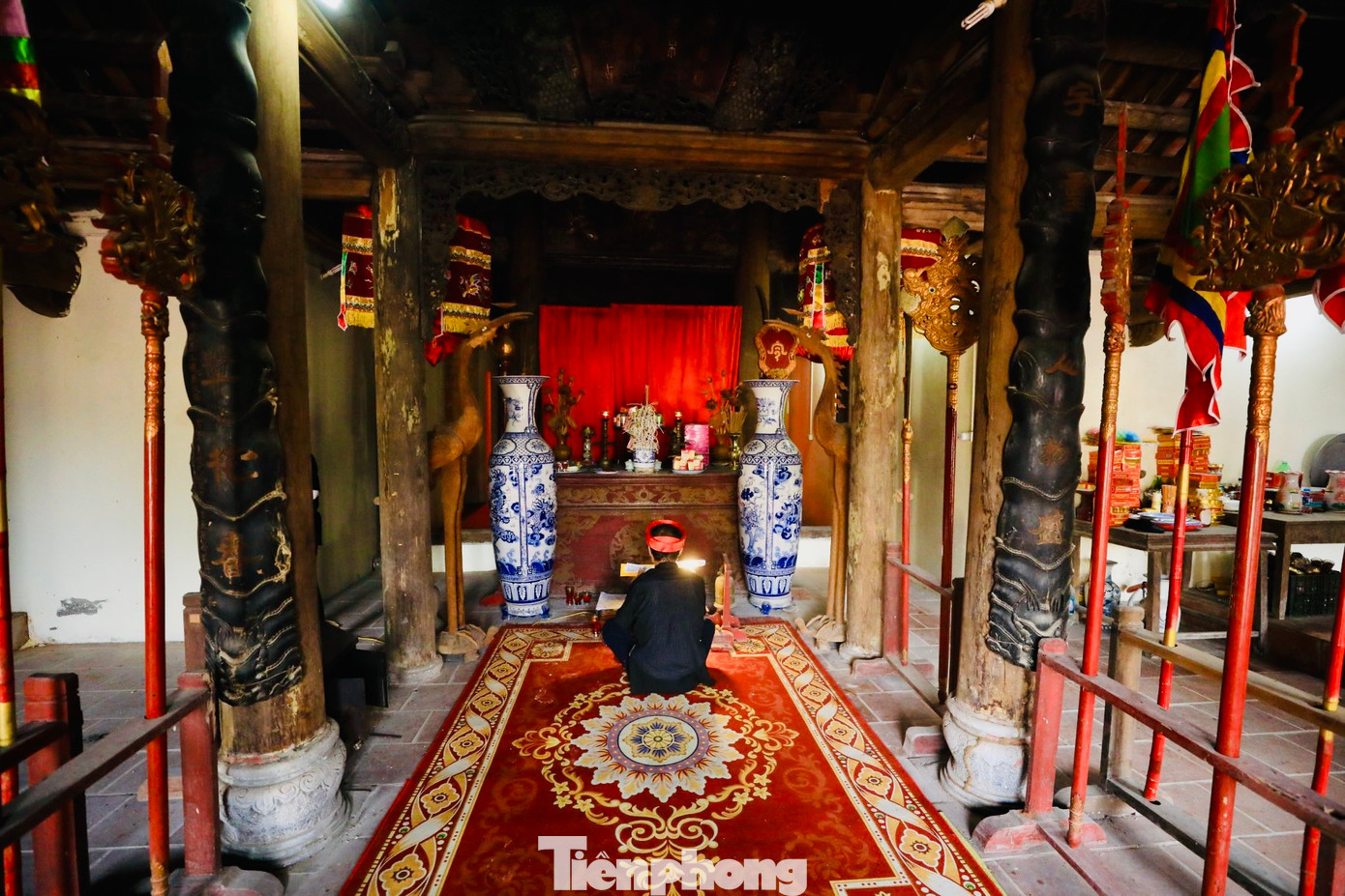 Theo đó, người làng Trinh Tiết nhiều đời luôn đề cao việc giữ gìn hạnh phúc, lòng son sắt, thủy chung của phụ nữ trong làng. Nhắc đến phụ nữ làng Trinh Tiết, người ta sẽ nhớ ngay đến những con người đức hạnh, đảm đang, khéo léo, chịu thương, chịu khó, những câu chuyện về tình nghĩa vợ chồng son sắt.