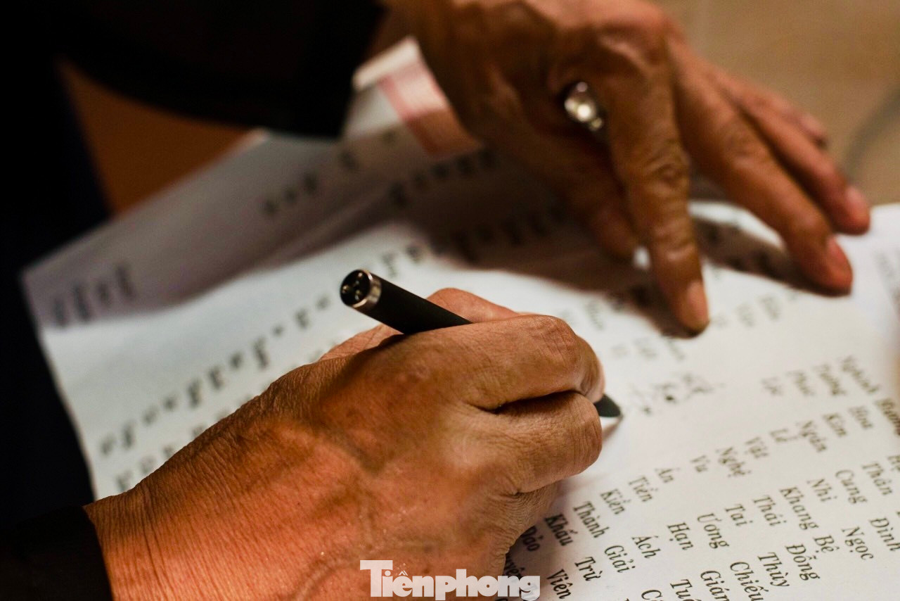 Theo đó, người làng Trinh Tiết nhiều đời luôn đề cao việc giữ gìn hạnh phúc, lòng son sắt, thủy chung của phụ nữ trong làng. Nhắc đến phụ nữ làng Trinh Tiết, người ta sẽ nhớ ngay đến những con người đức hạnh, đảm đang, khéo léo, chịu thương, chịu khó, những câu chuyện về tình nghĩa vợ chồng son sắt.