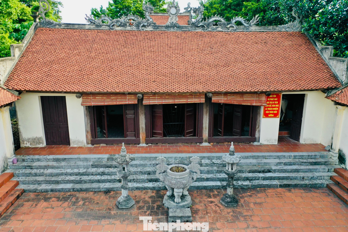 Theo đó, người làng Trinh Tiết nhiều đời luôn đề cao việc giữ gìn hạnh phúc, lòng son sắt, thủy chung của phụ nữ trong làng. Nhắc đến phụ nữ làng Trinh Tiết, người ta sẽ nhớ ngay đến những con người đức hạnh, đảm đang, khéo léo, chịu thương, chịu khó, những câu chuyện về tình nghĩa vợ chồng son sắt.