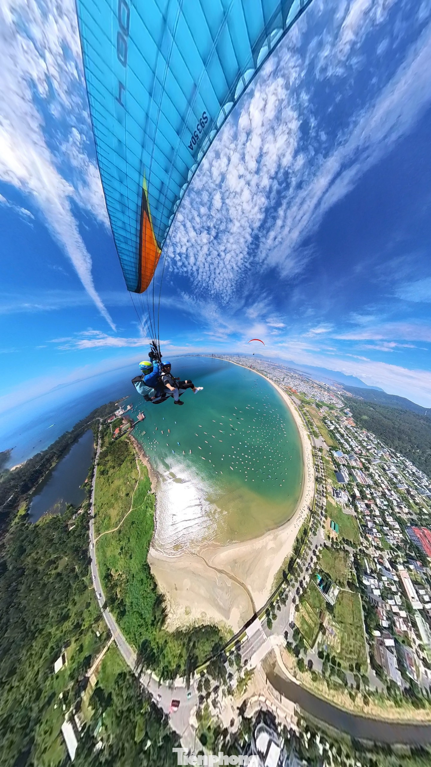 Từ bán đảo Sơn Trà ở độ cao gần 700m so với mực nước biển, trong điều kiện gió và thời tiết tốt, ổn định, du khách khi cất cánh bằng dù lượn không động cơ, lượn trên bầu trời bao la sẽ được chiêm ngưỡng cảnh sắc Đà Nẵng thật khác lạ.