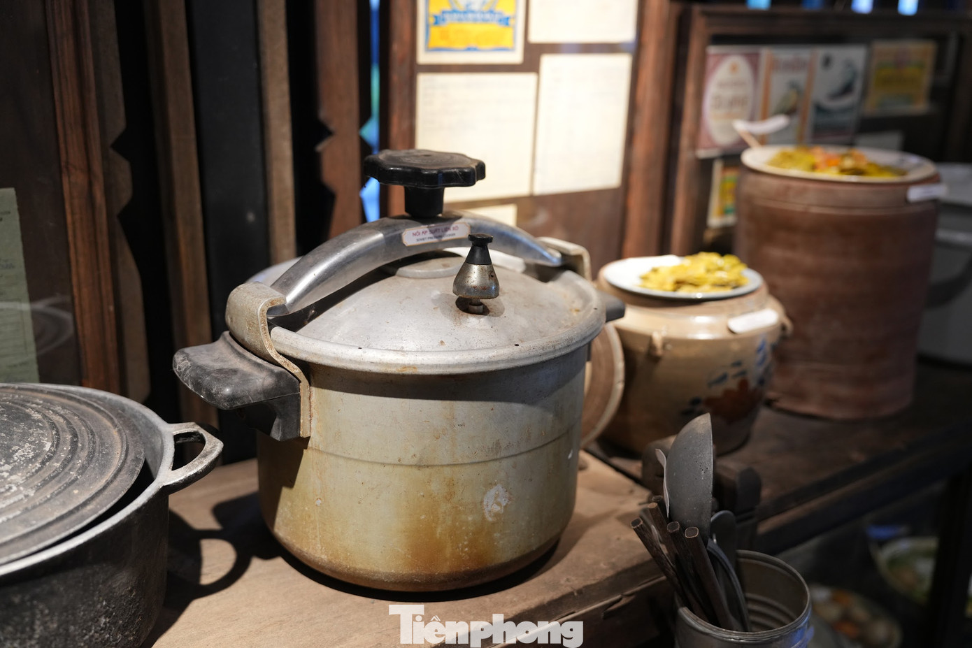 Khu vực bếp với những vật dụng quen thuộc của bất kì một gia đình Hà Nội nào ở những năm 80, 90 của thế kỷ trước. Một căn bếp đơn sơ với kiềng, củi, nồi chảo gang, chày cối, phích, bếp dầu hoả... được tái hiện sinh động trong dự án.