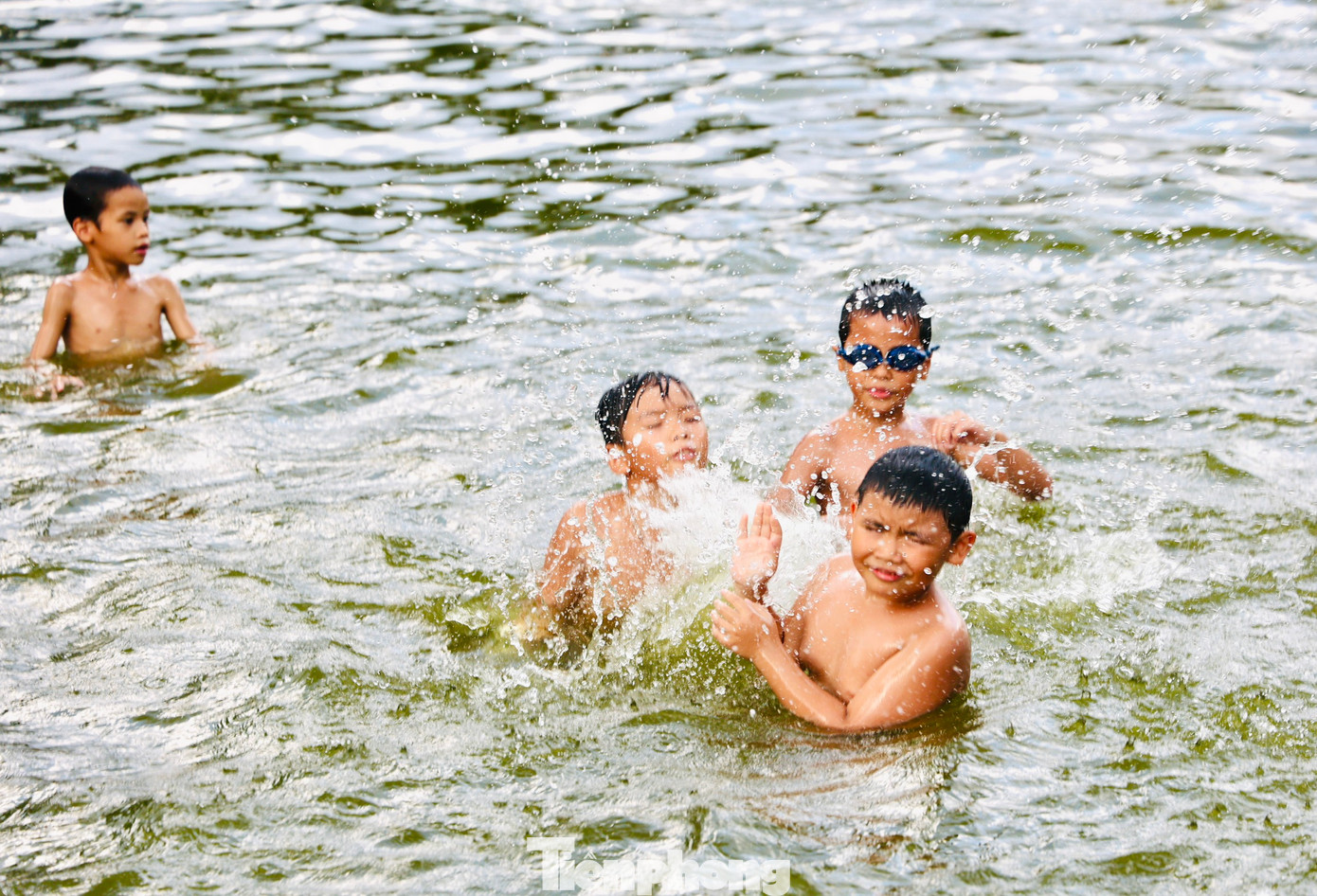 Nước trong bể bơi một tuần được thay 2 lần, nguồn nước lấy từ giếng ngầm, qua bể lắng sau đó mới bơm vào ao. Nước trong bể bơi một tuần được thay 2 lần, nguồn nước lấy từ giếng ngầm, qua bể lắng sau đó mới bơm vào ao.