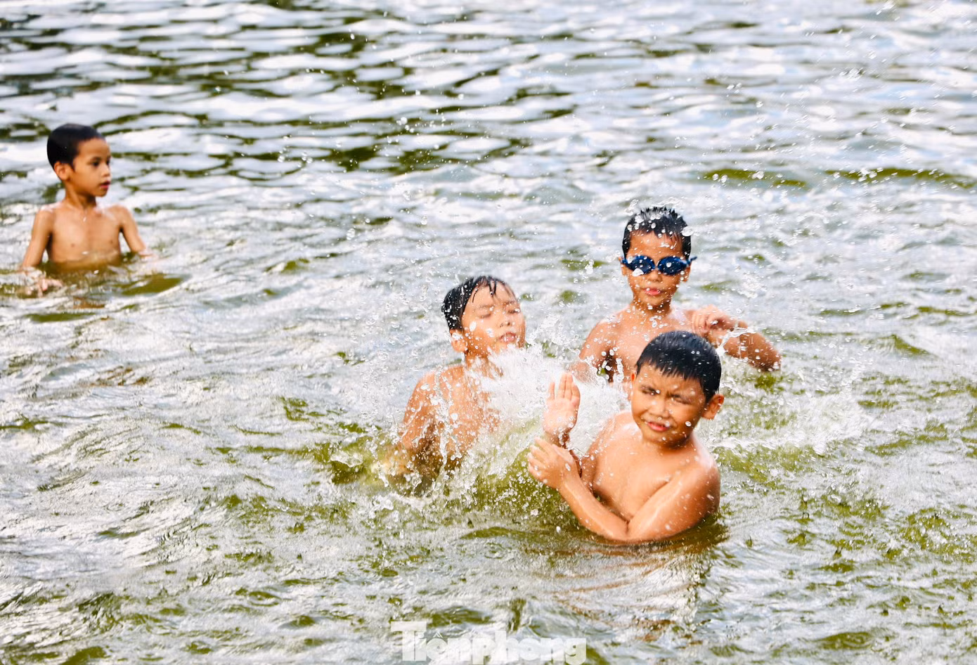 Nước trong bể bơi một tuần được thay 2 lần, nguồn nước lấy từ giếng ngầm, qua bể lắng sau đó mới bơm vào ao.