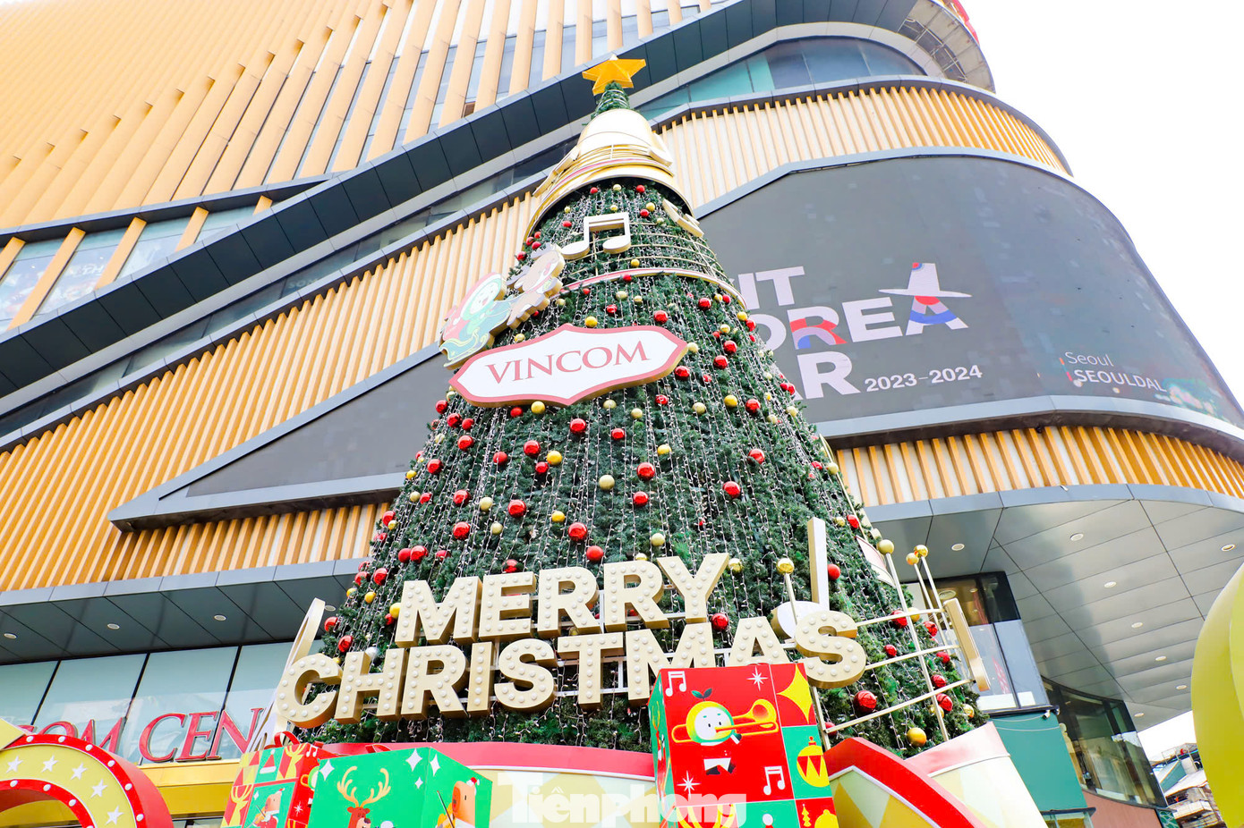 Khu vực trang trí thường nằm ngay mặt tiền của các trung tâm thương mại để thu hút sự chú ý của khách hàng.