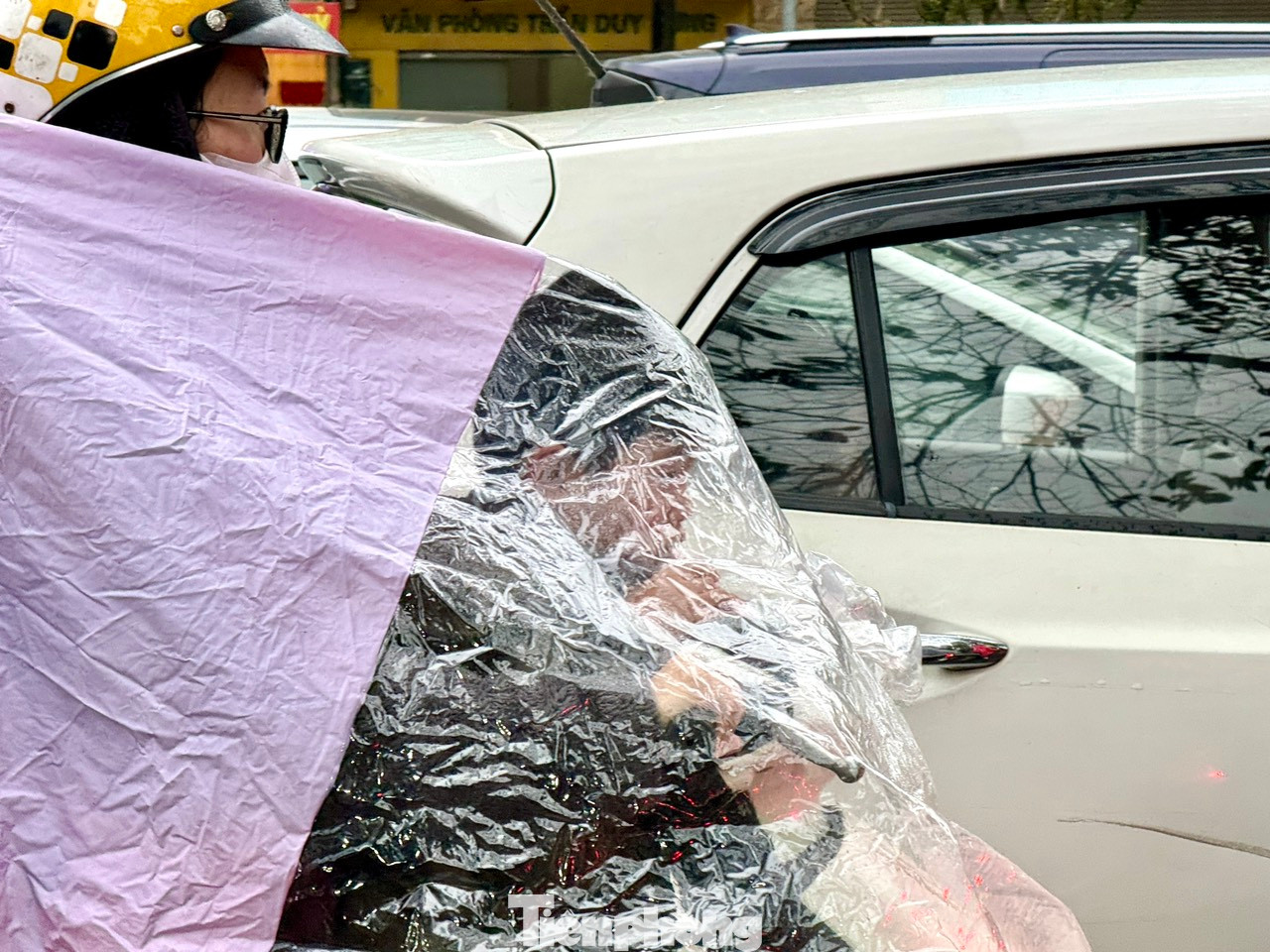 Sáng sớm nay (27/2), không khí lạnh tăng cường đã ảnh hưởng đến thời tiết ở Hà Nội. Mưa nhỏ kèm gió rét ảnh hưởng đến việc đi lại của người dân. Những tuyến đường trọng điểm như Trần Duy Hưng, nút giao Nguyễn Chí Thanh, đường Láng tiếp tục ùn tắc kéo dài.