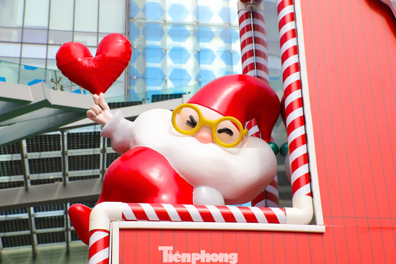 Khoảng hơn 3 tuần nữa là đến Giáng sinh. Thời điểm này, các trung tâm thương mại Hà Nội đã được trang trí bừng sáng, rực rỡ sắc màu Noel.