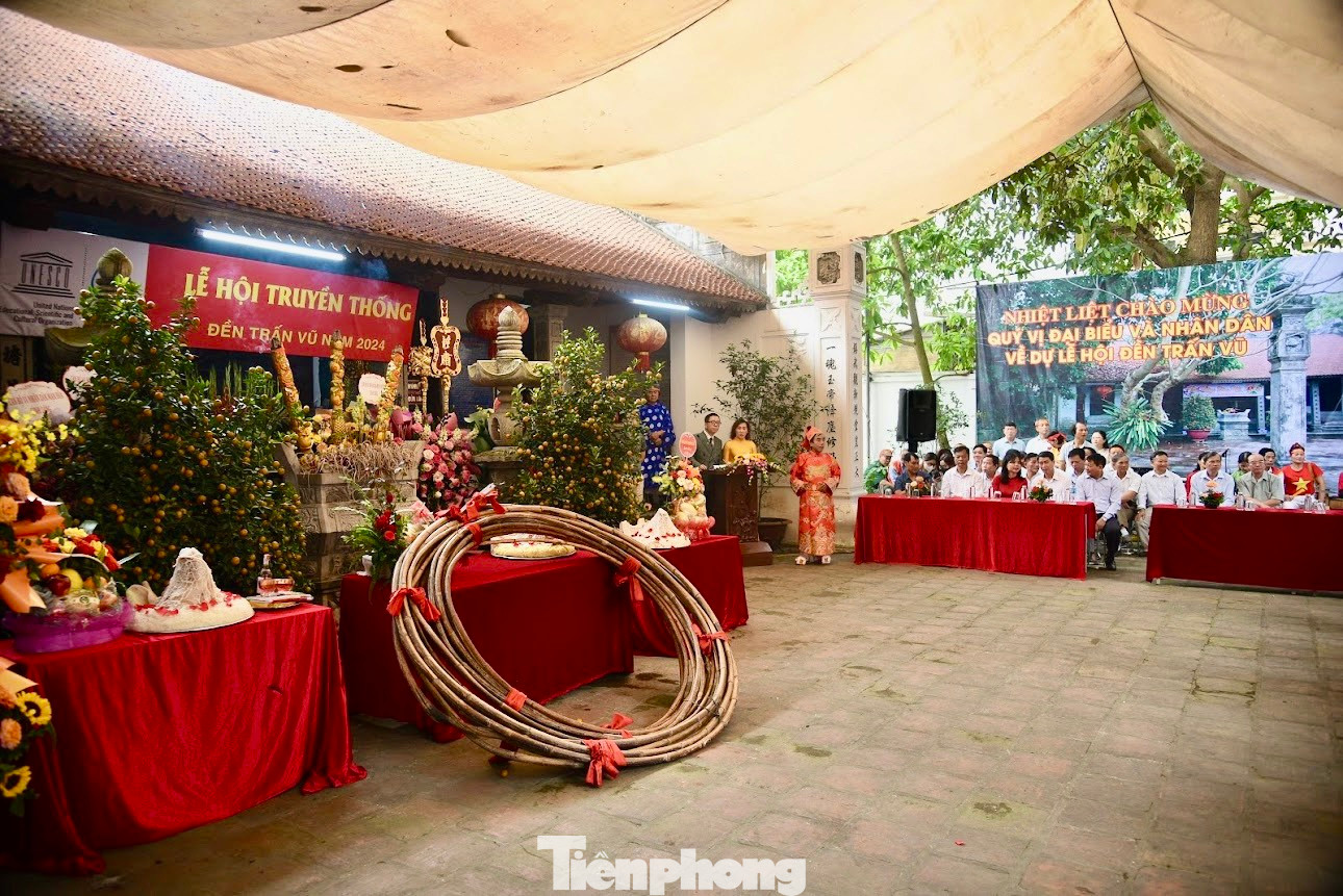 Lễ hội Đền Trấn Vũ (quận Long Biên, Hà Nội) diễn ra từ ngày 1/3 đến hết ngày 4/3 Âm lịch hàng năm. Chính hội diễn ra vào ngày 3/3 Âm lịch - ngày sinh của Đức Thánh Huyền Thiên Trấn Vũ.