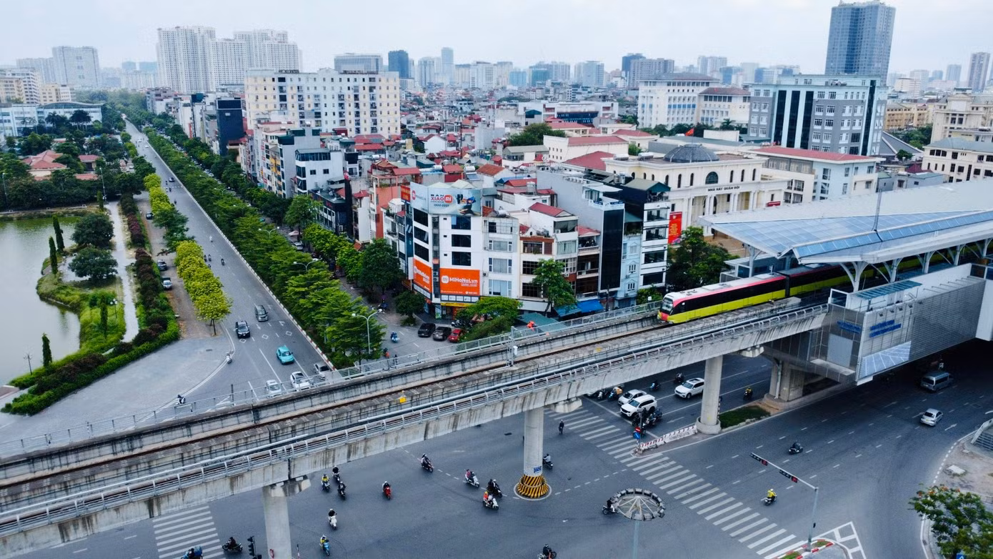 Sau 15 ngày phục vụ miễn phí, từ ngày 23/8, tuyến tàu điện Nhổn - Ga Hà Nội (metro số 3) bước vào giai đoạn chạy thương mại có thu phí.