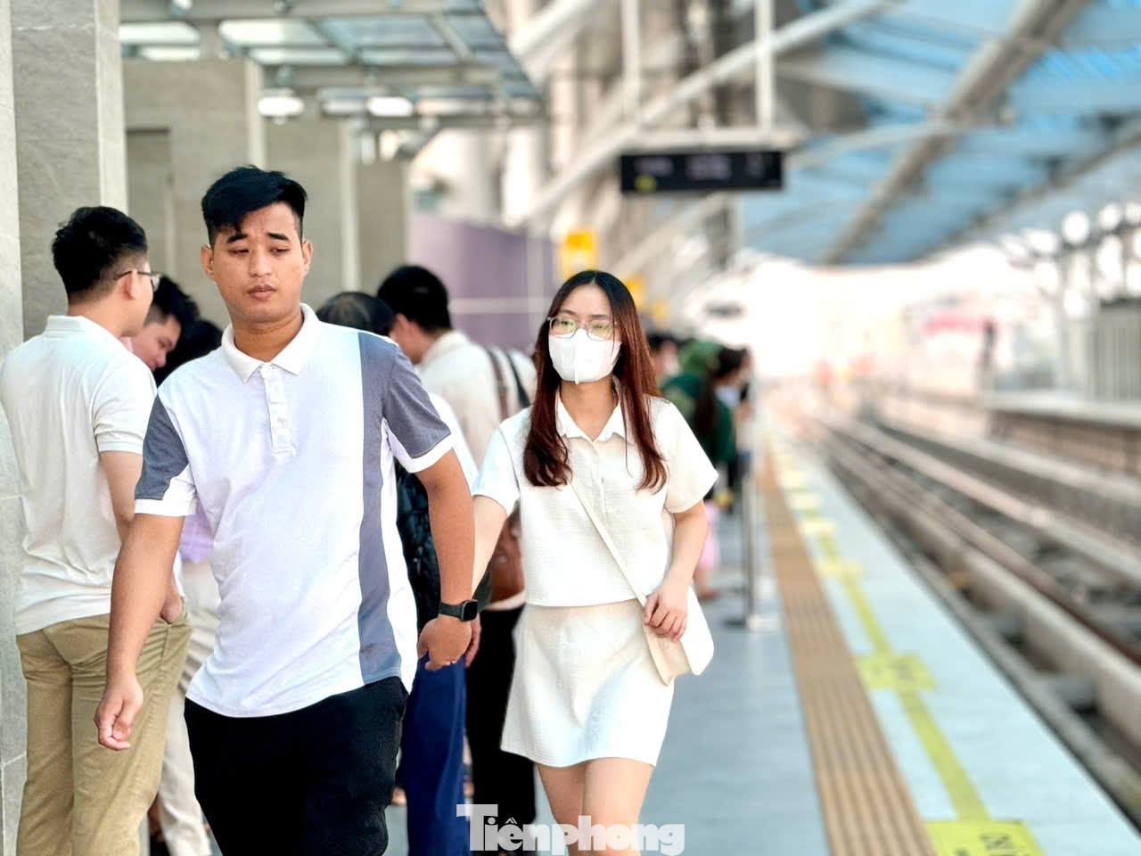 Theo ghi nhận của PV báo Tiền Phong, những toa tàu hầu như kín ghế giờ cao điểm buổi sáng.