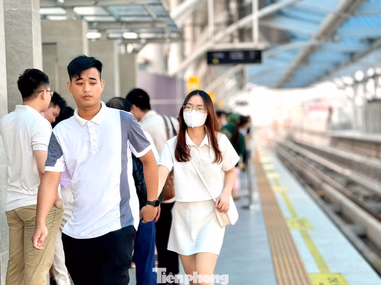 Theo ghi nhận của PV báo Tiền Phong, những toa tàu hầu như kín ghế giờ cao điểm buổi sáng.